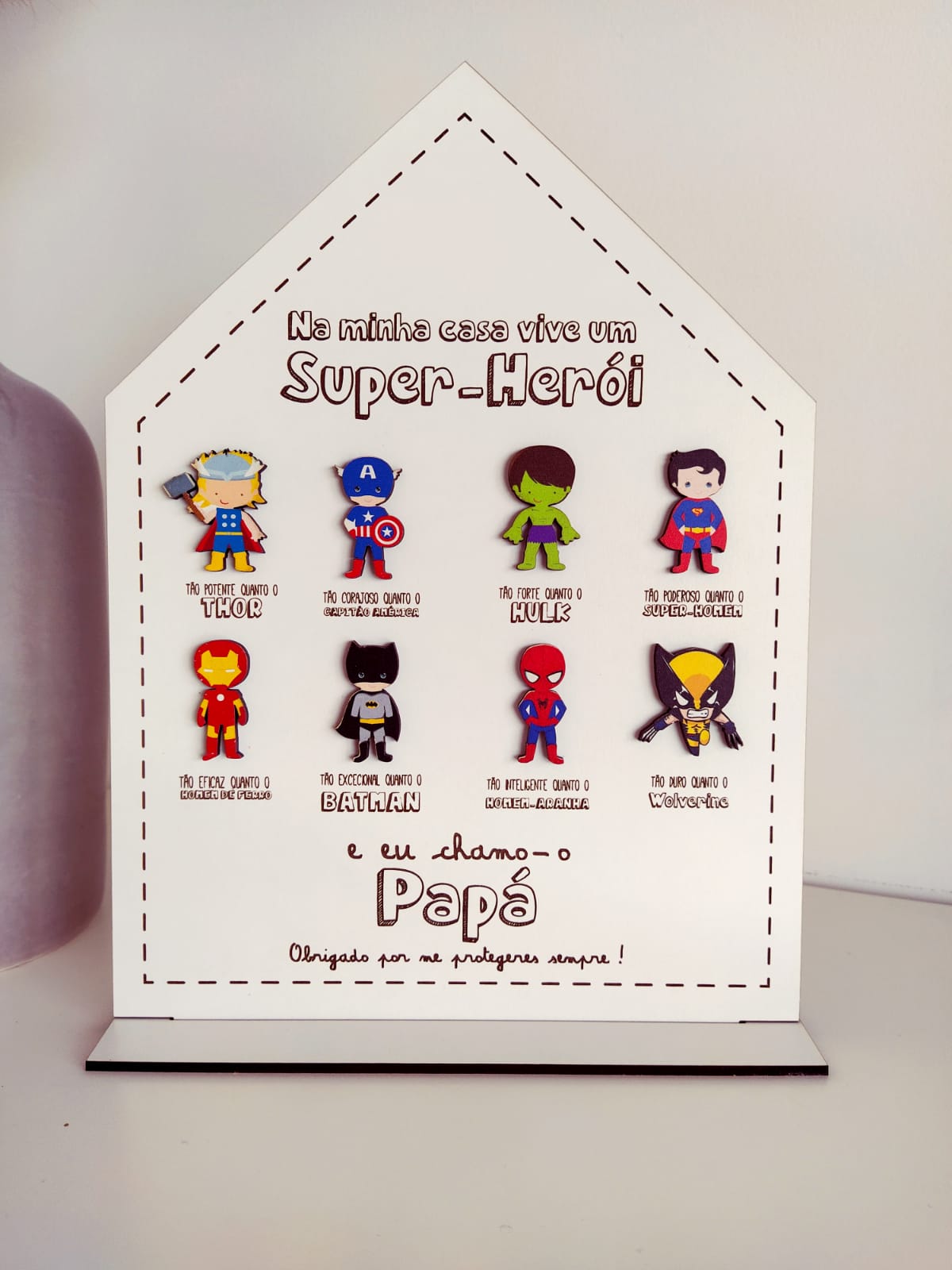 Placa decorativa de madeira em forma de casa com ímanes de super-heróis coloridos
