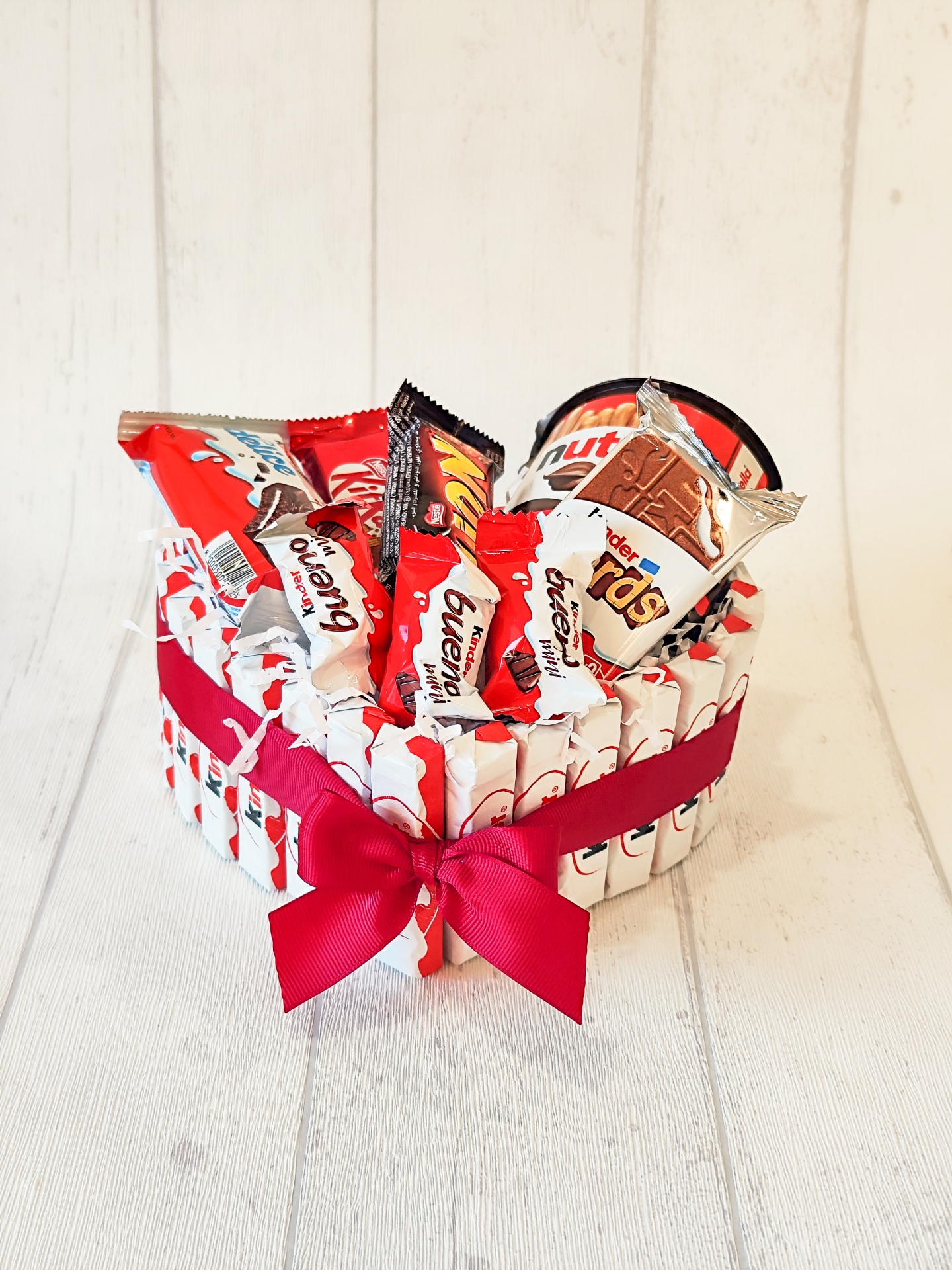 Coração decorativo com chocolates Kinder Bueno e Kinder Cards.