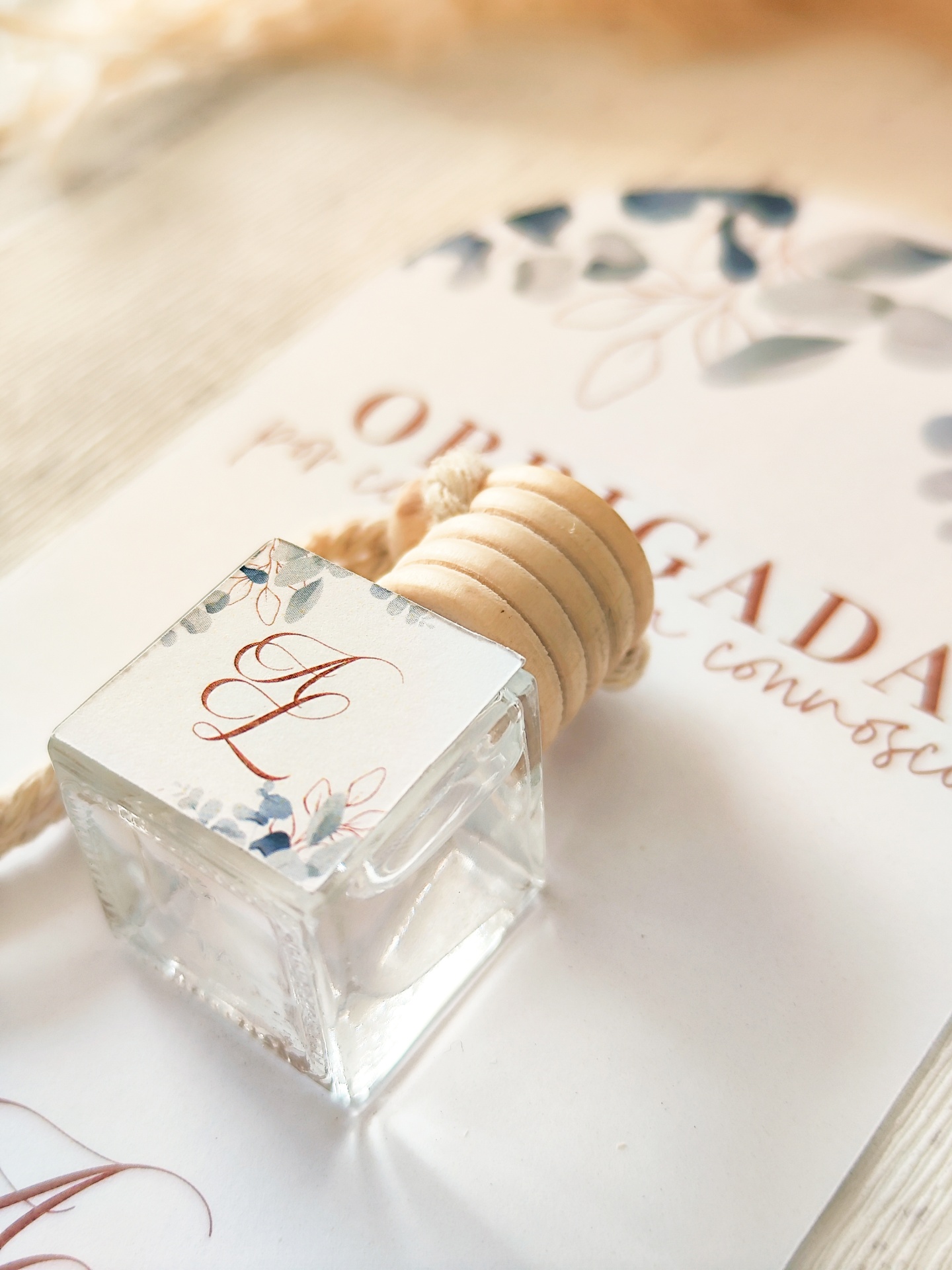 Frasco de vidro quadrado com tampa de madeira e etiqueta decorativa em papel