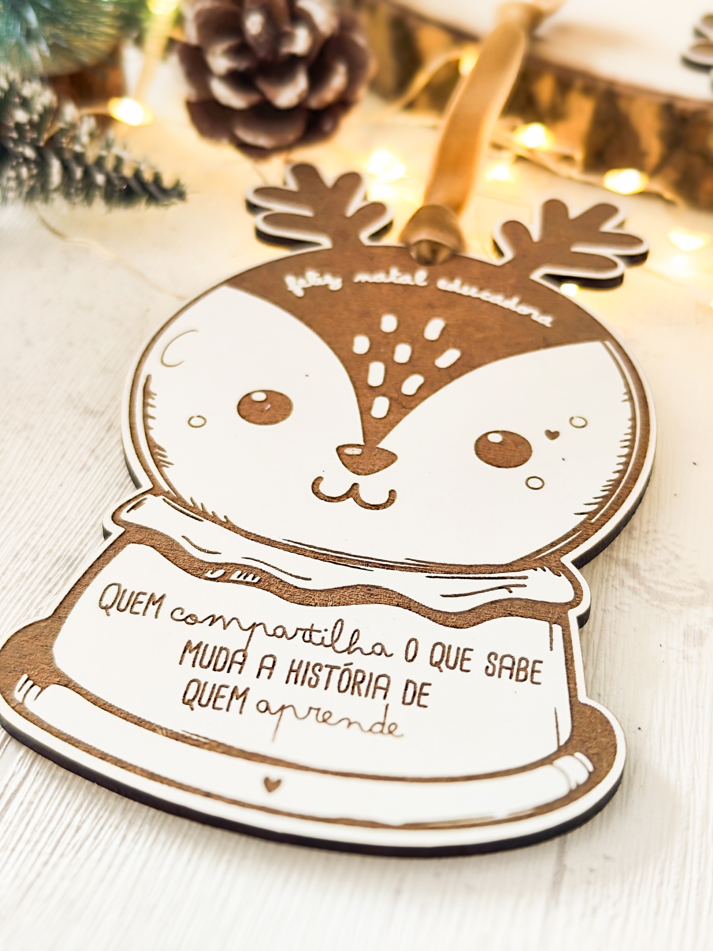 Etiqueta decorativa natal com cabeça de rena e texto motivacional em português