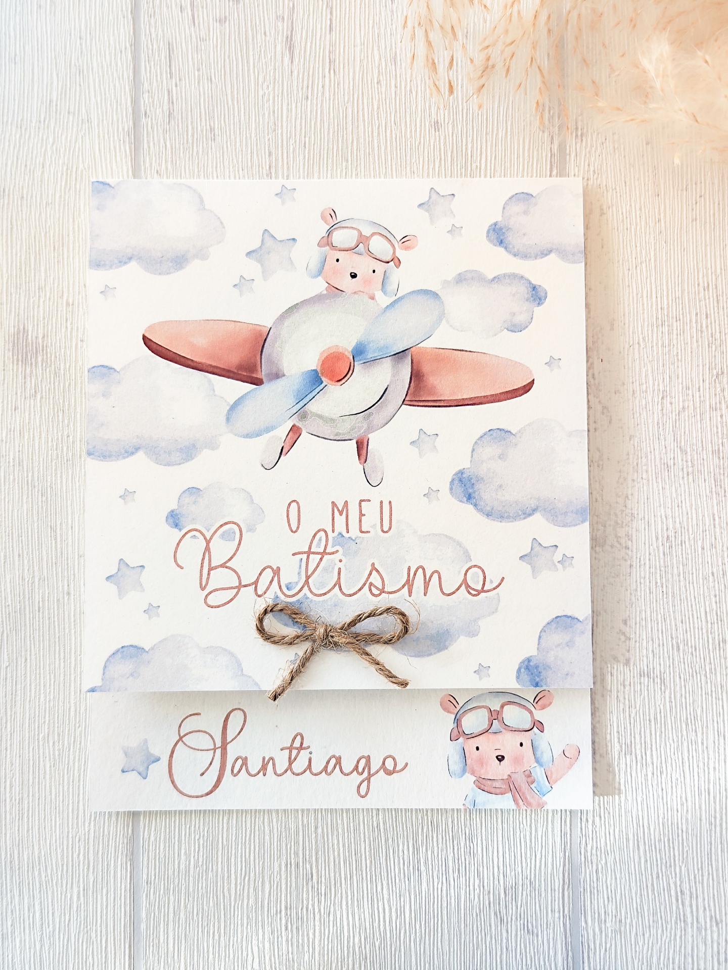 Convite de batismo com avião e texto 