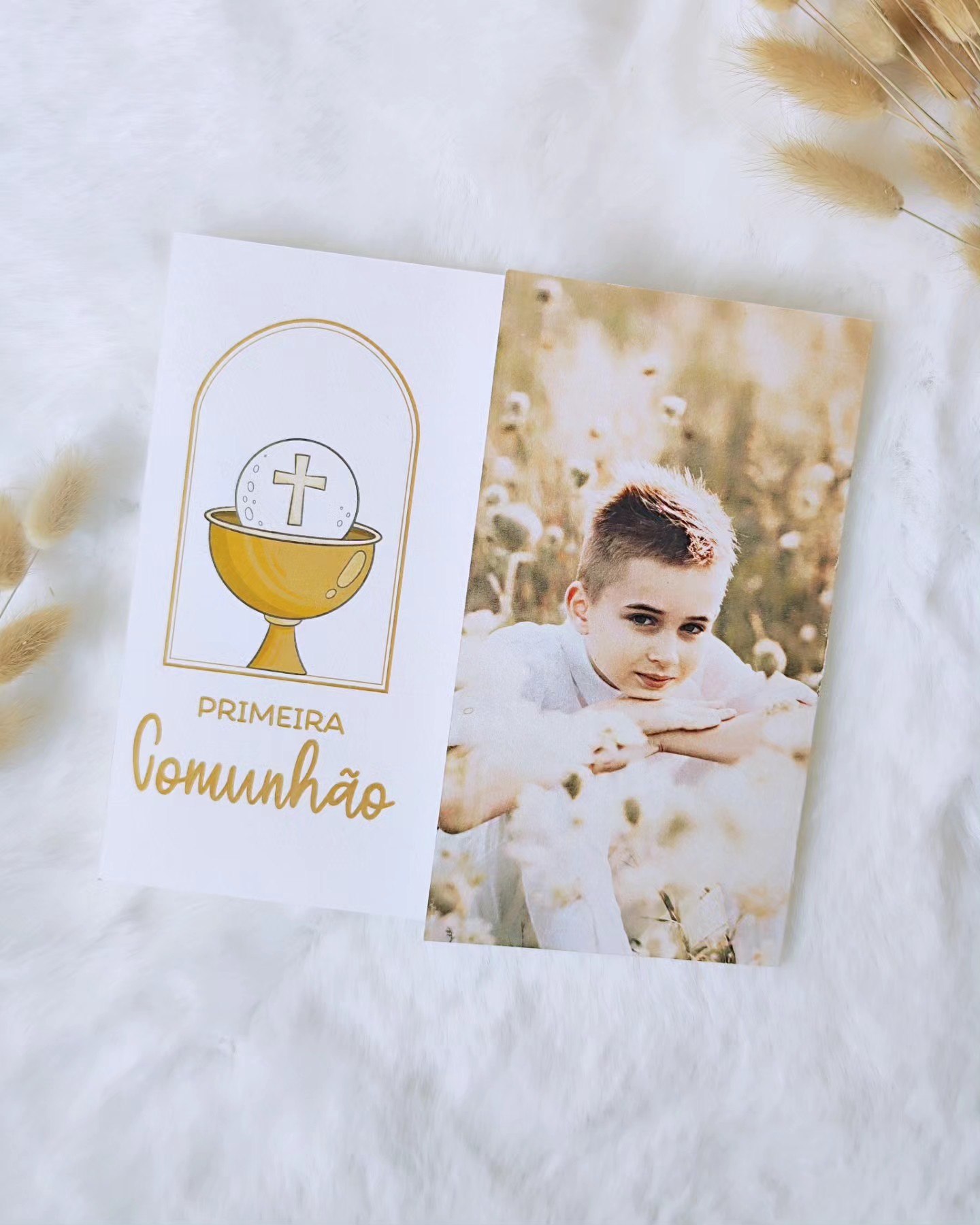 Cartão de Primeira Comunhão com cálice e menino sorridente num campo