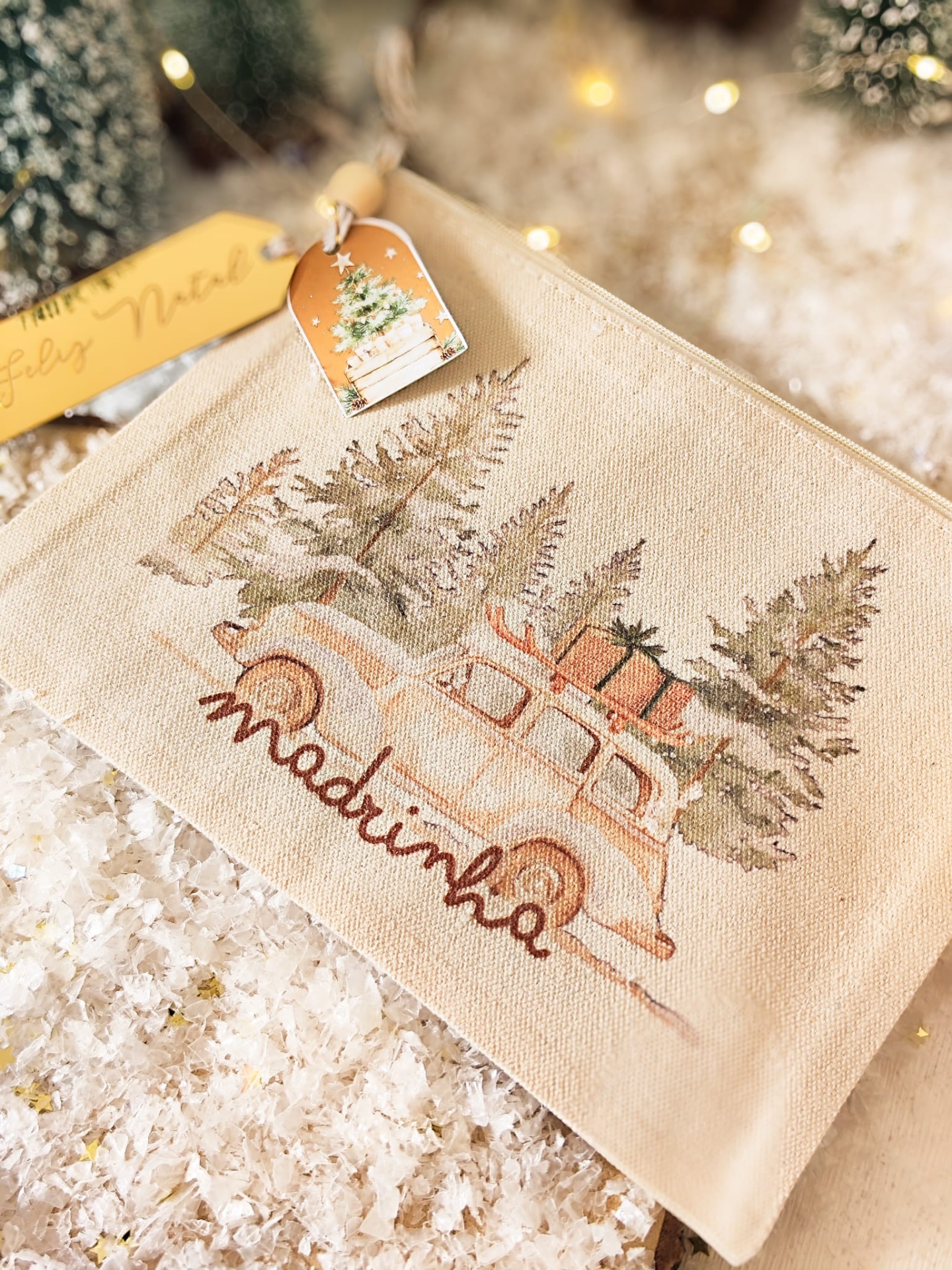 Bolsa bege com ilustração de carro e árvore de Natal, texto 'madrinha'