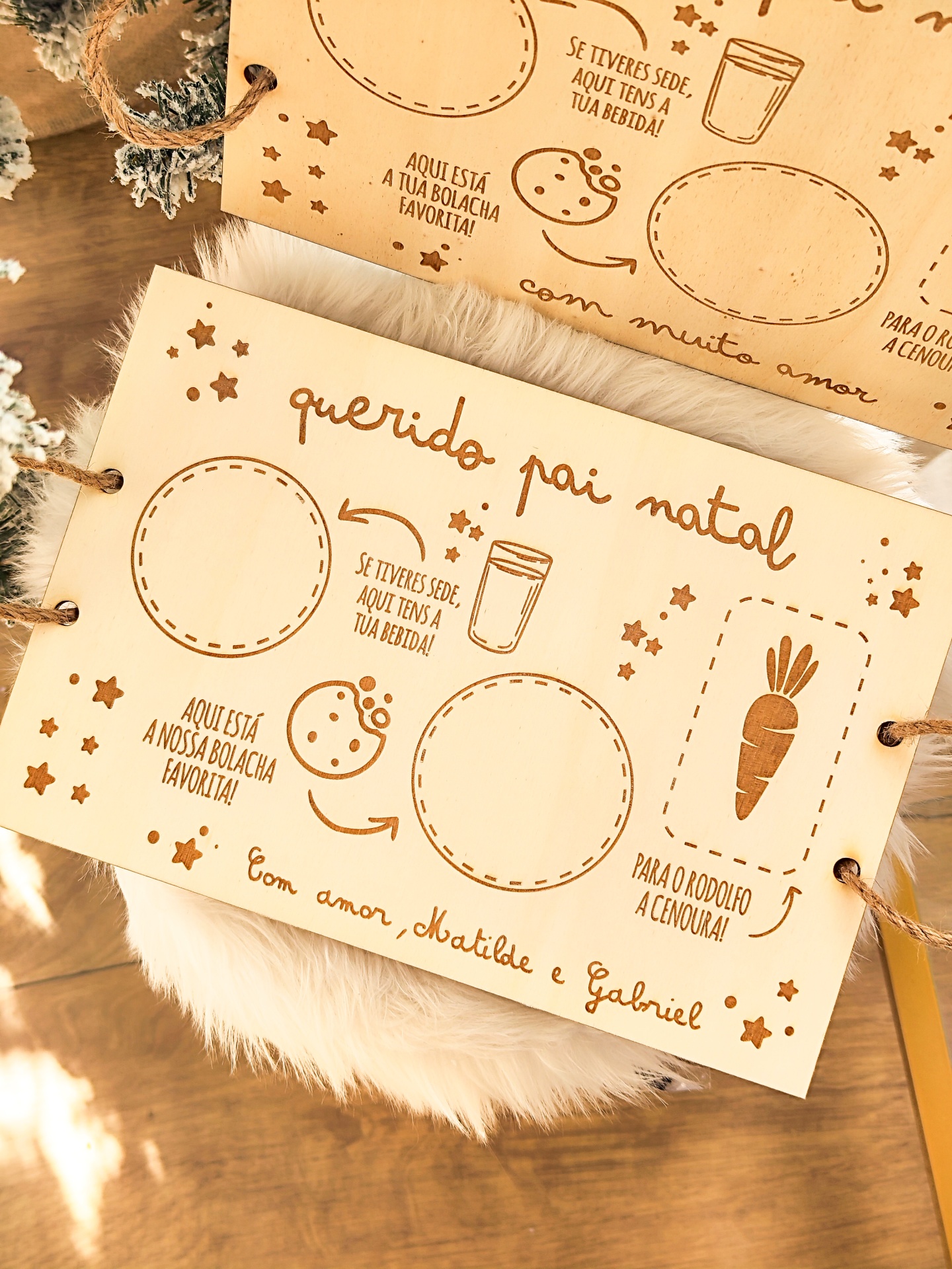 Placa de madeira gravada com instruções e espaços para bolachas, bebida e cenoura para o Pai Natal
