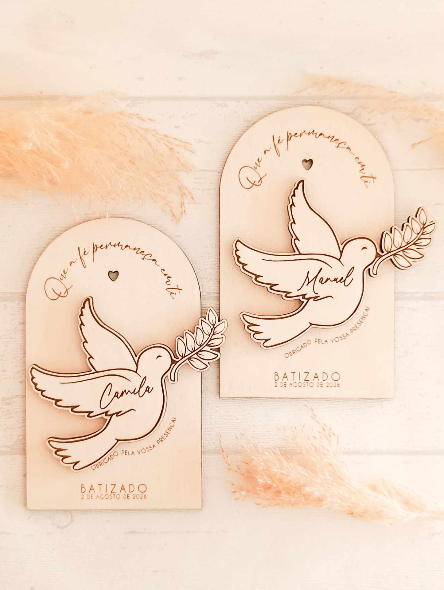 Dois quadros de madeira clara decorativos para batizado com pombas e texto em português.