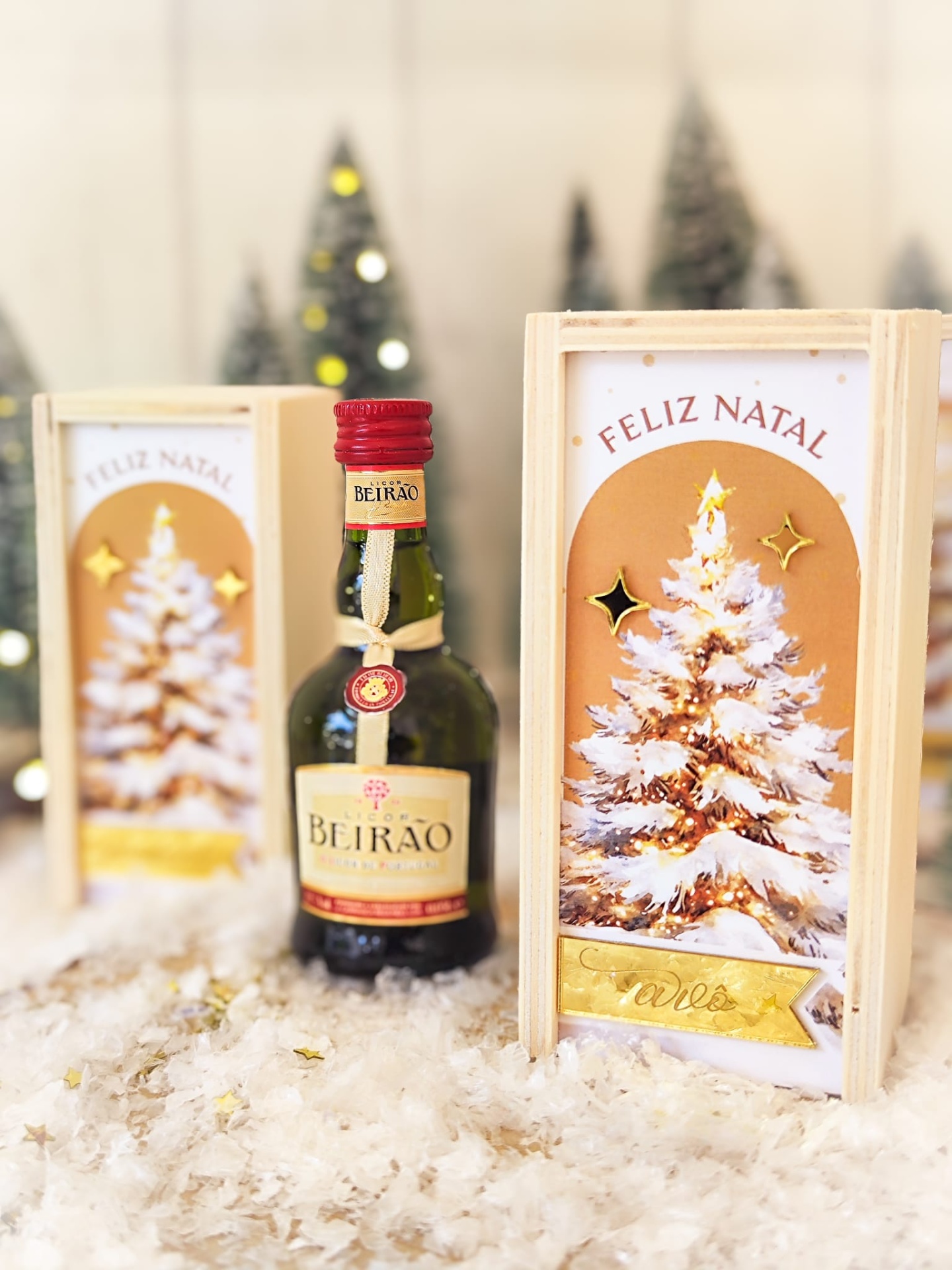 Mini garrafas de licor Beirão em caixa de madeira com decoração natalícia