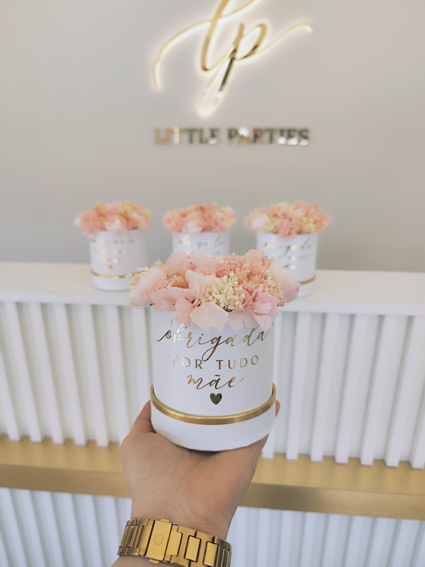 Vaso branco com flores rosa claro e texto dourado obrigada por tudo mãe