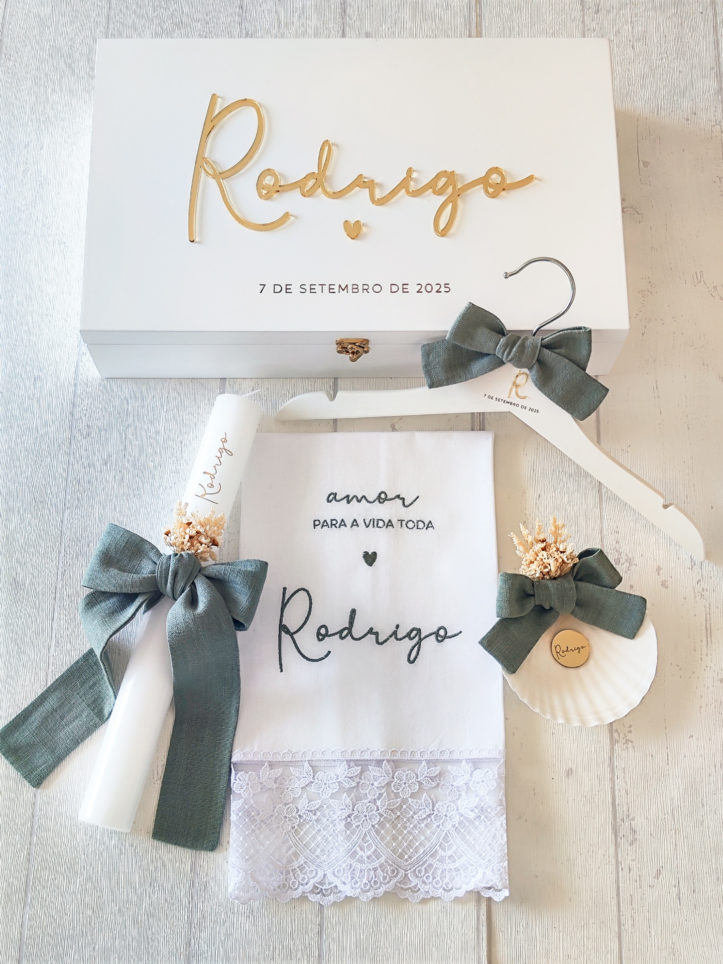 Conjunto de itens personalizados para batizado com nome Rodrigo e laços cinza