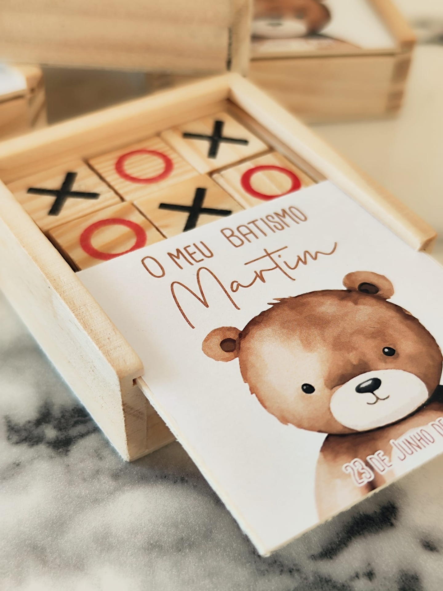 Jogo da velha em madeira com cartão decorativo de batismo com ursinho