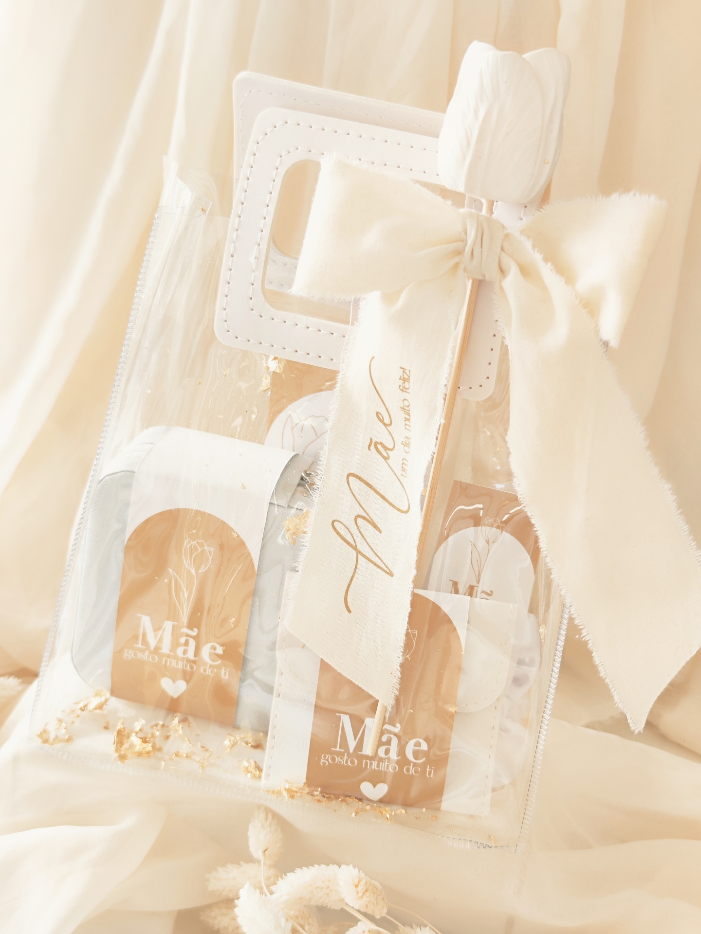 Saco transparente com alça branca e laço de tecido branco com mensagem para mãe.