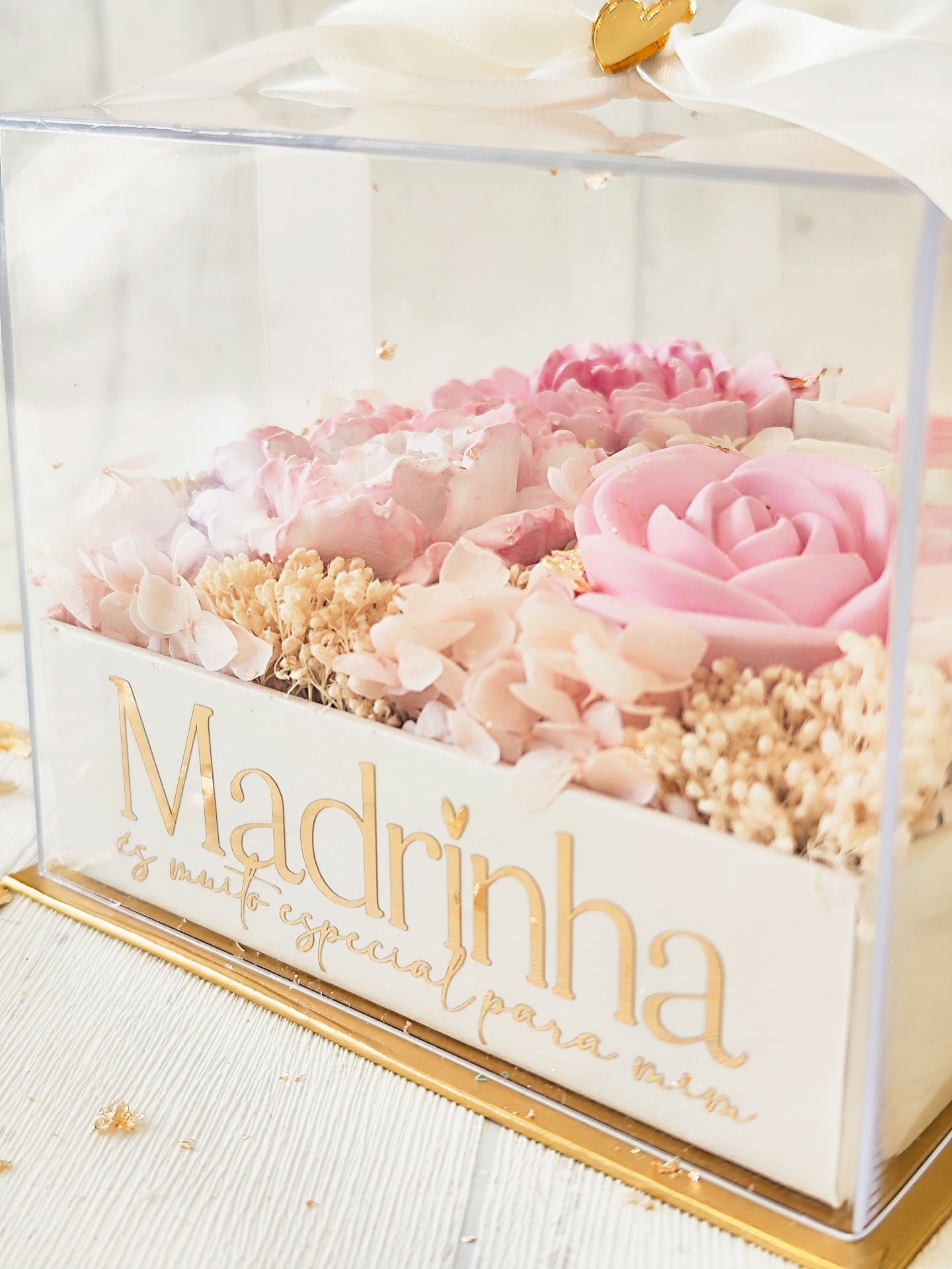 Caixa transparente com flores cor de rosa e texto dourado Madrinha