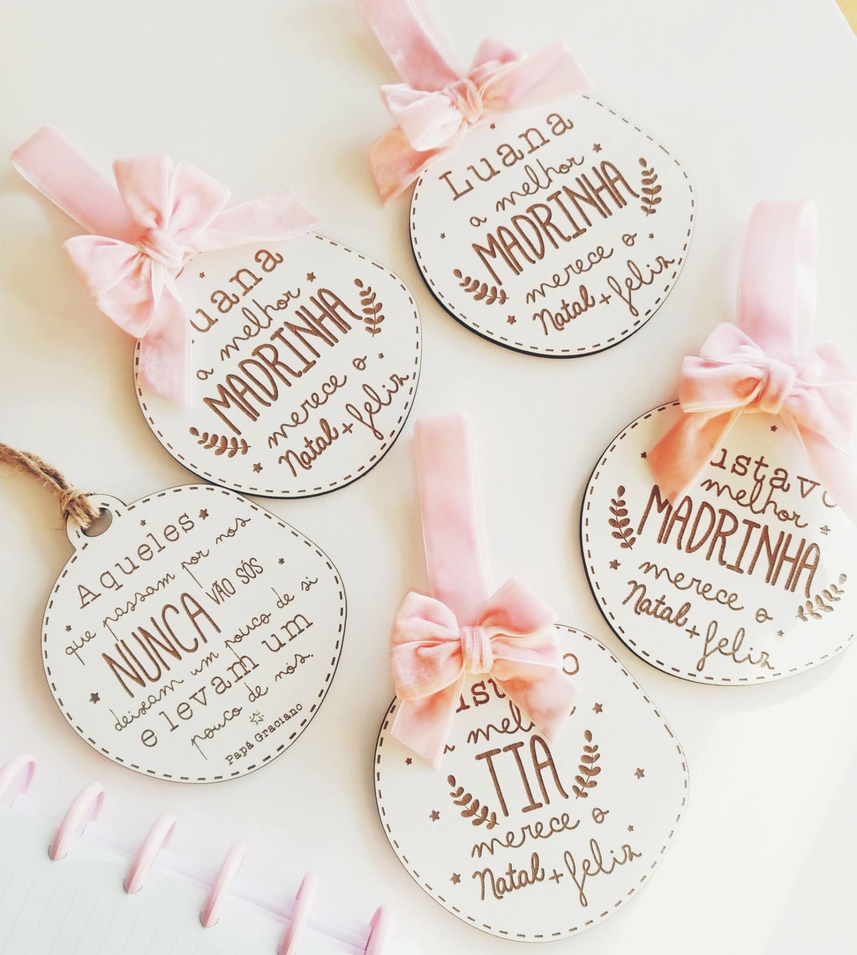 Etiquetas de madeira branca com mensagens em português e laços rosas