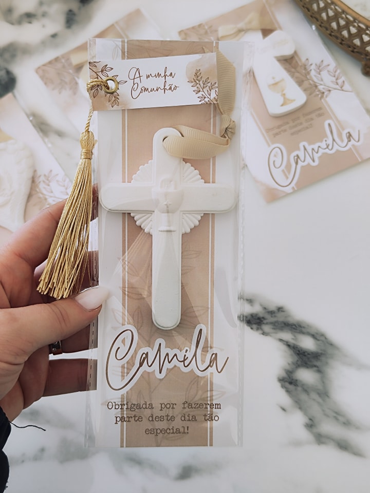 Cruz branca de cerâmica com cartão personalizado para comunhão