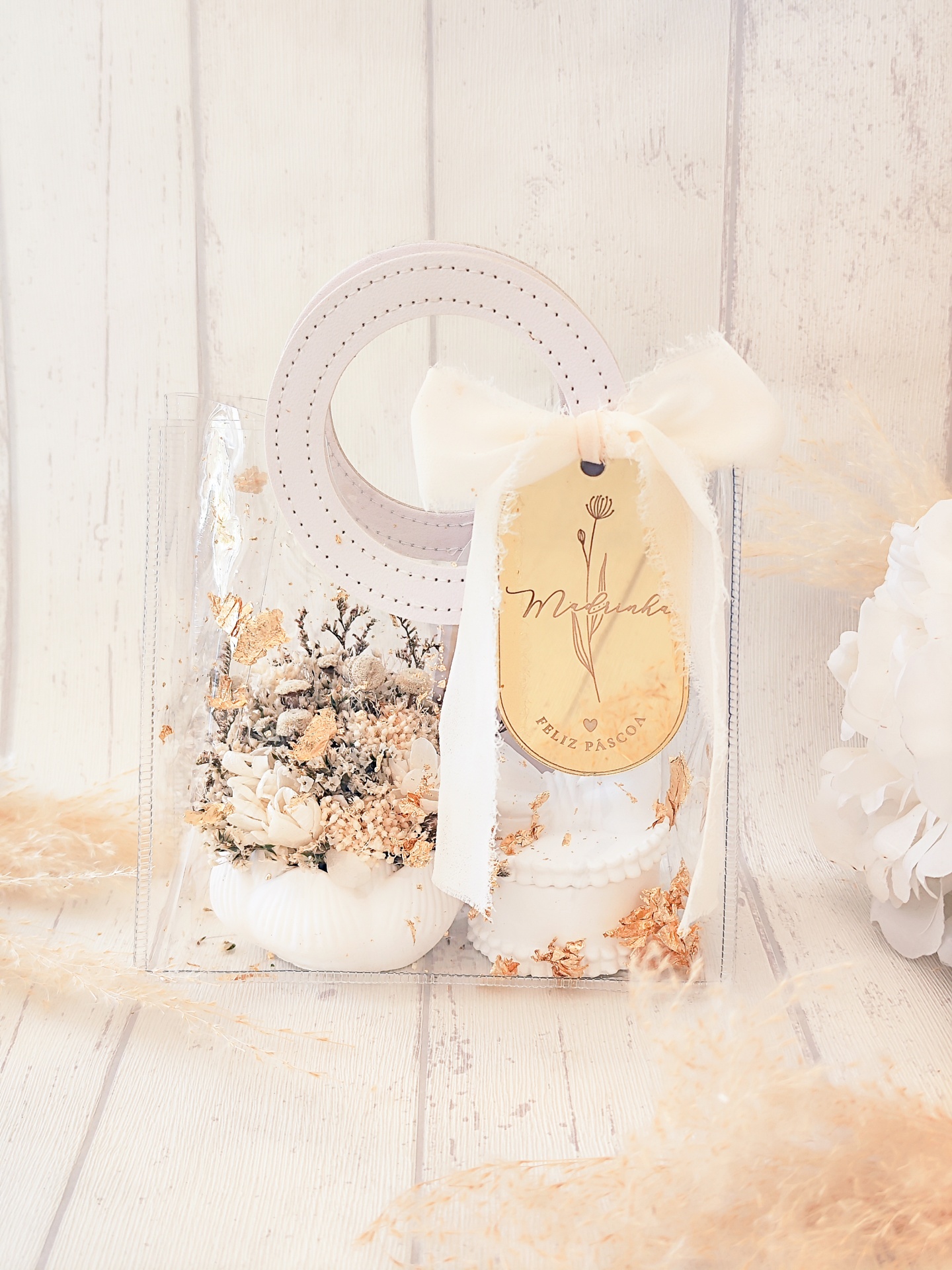 Sacola transparente com flores secas e etiqueta de Páscoa