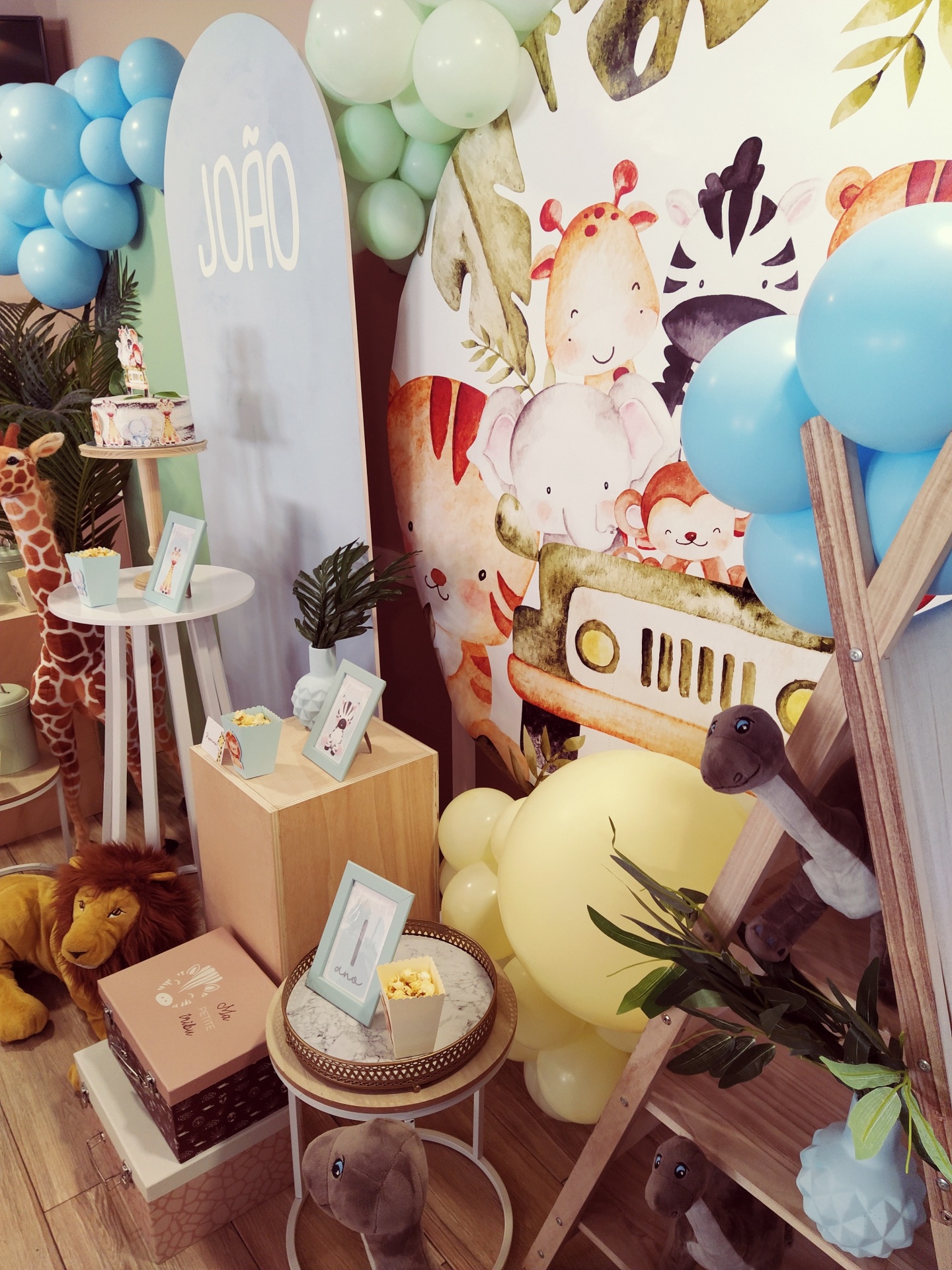 Decoração de festa infantil com tema de animais Safari e balões coloridos