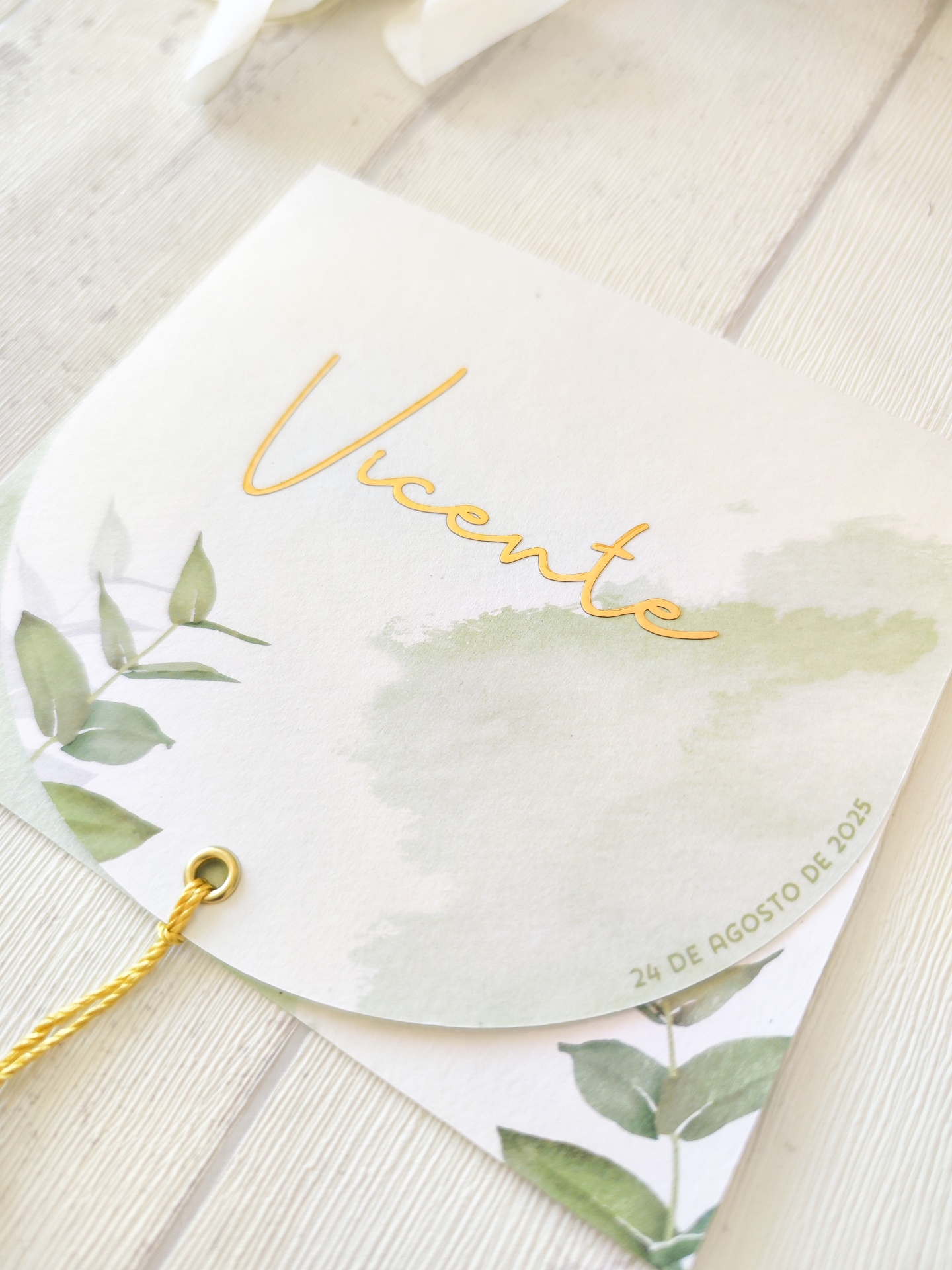 Etiqueta decorativa branca com nome Vicente e folhas verdes