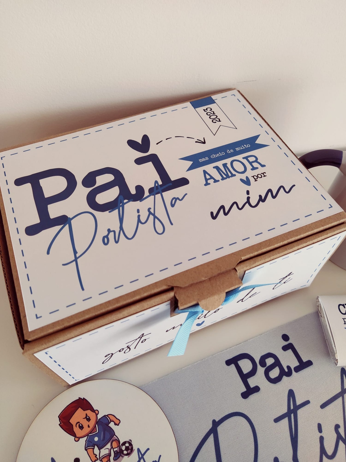Caixa de cartão decorativa temática pai com texto e ilustração associada ao futebol