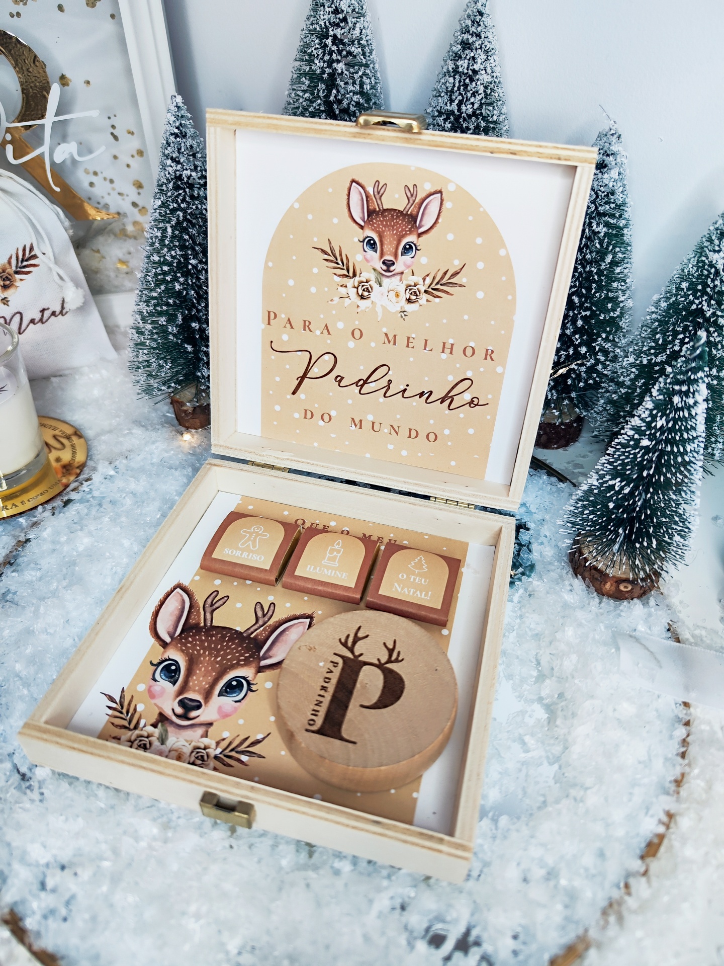 Conjunto de presente de Natal decorado com ilustrações de veado e texto para padrinho