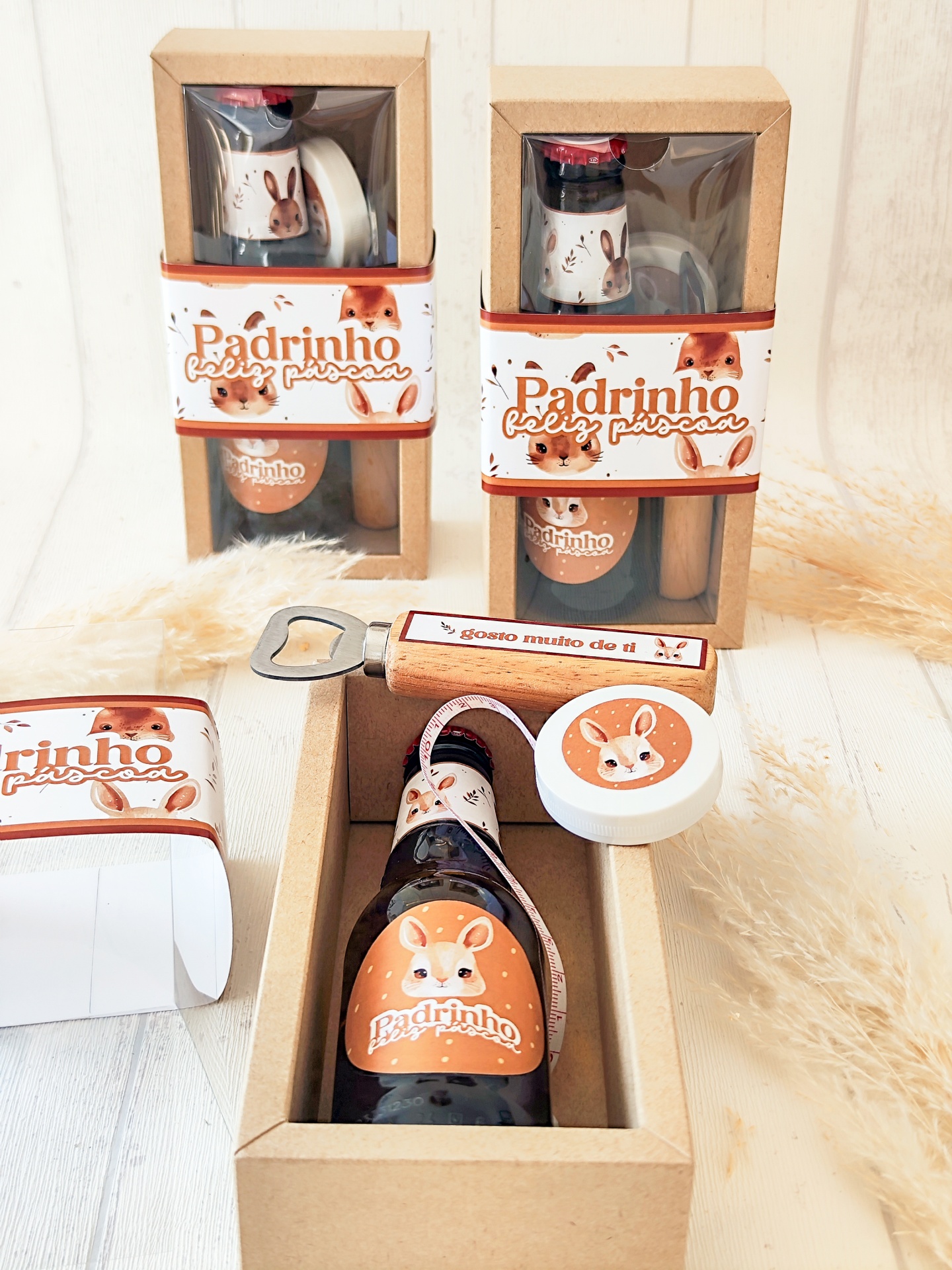 Conjunto de presente com garrafa decorada com coelho, saca-rolhas e lata pequena em embalagem de cartão