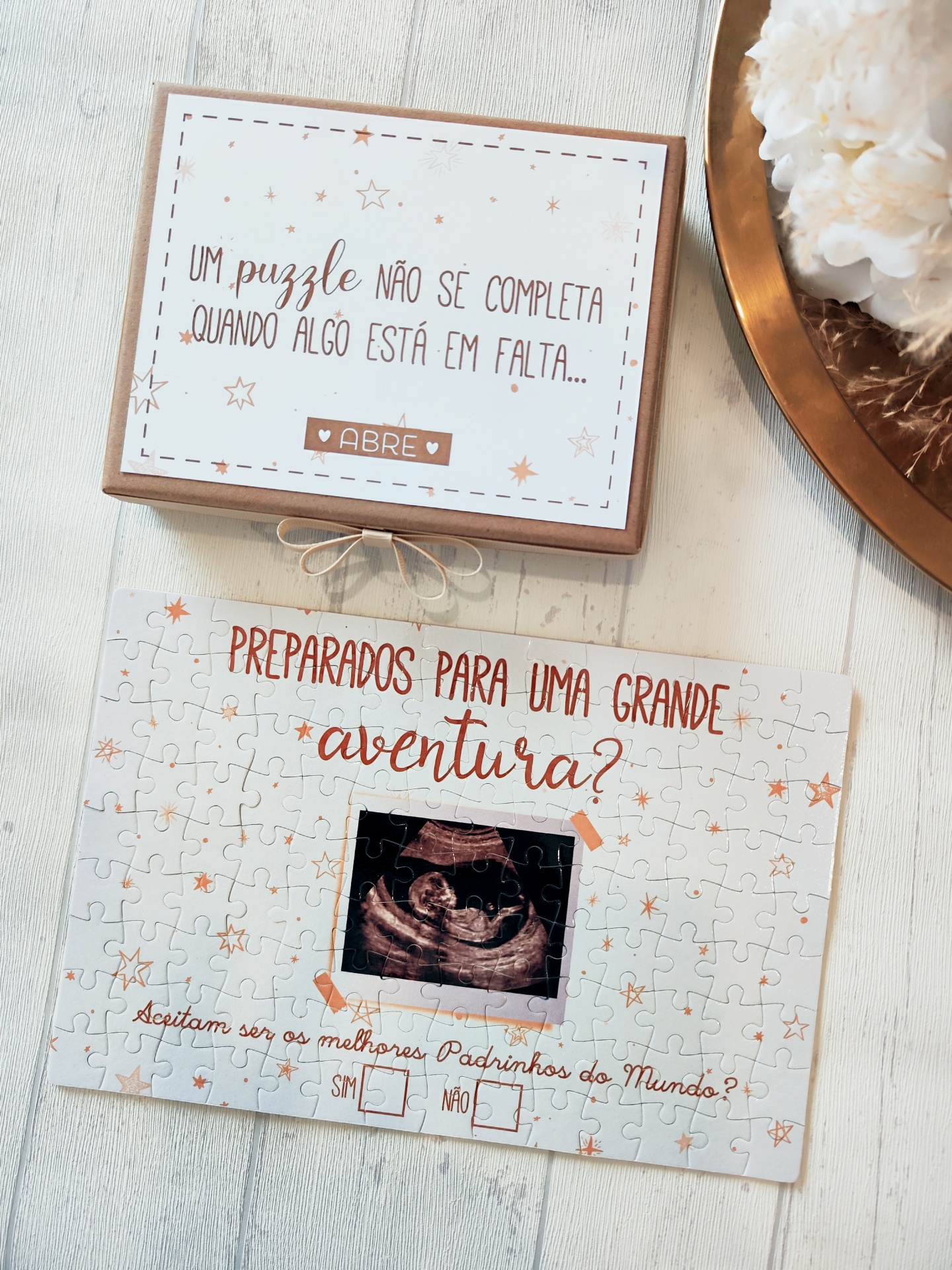Puzzle com imagem de ecografia e texto em português para convite de padrinhos, com caixa do puzzle ao lado.