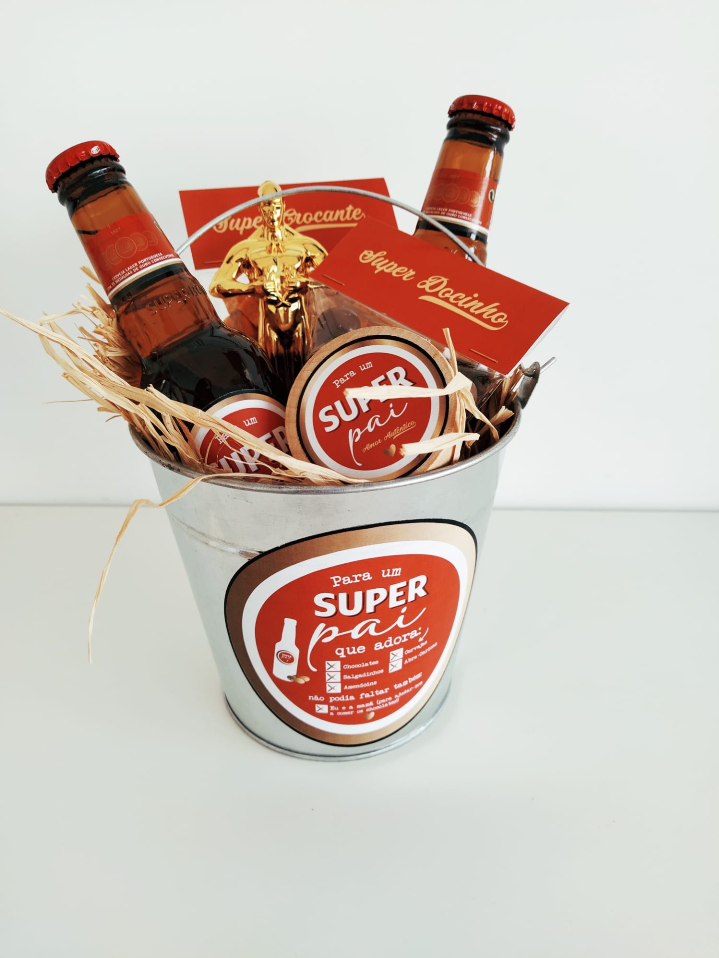 Presente com bebidas e vela para Super Pai num balde metálico