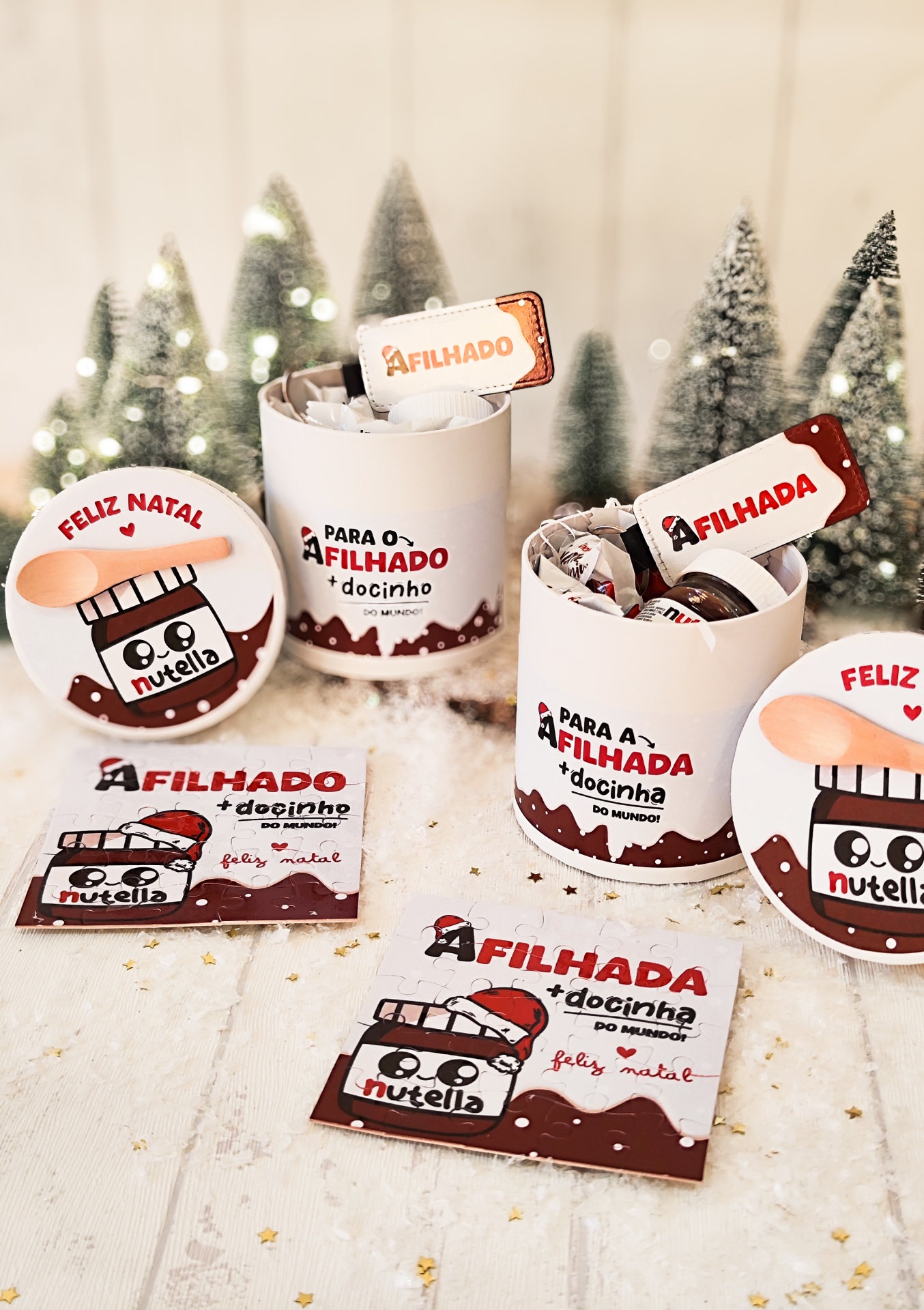 Produtos Nutella embrulhados para Natal com texto 'FELIZ NATAL' e 'PARA O(A) FILHADO(A) + docinho' e ilustração de pote de Nutella sorridente