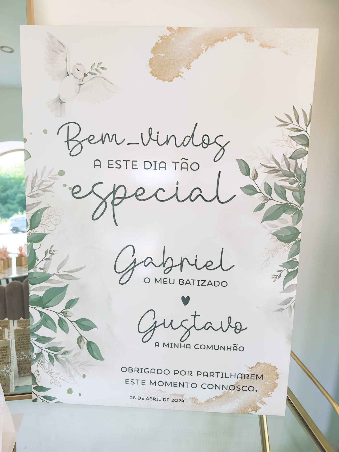 Painel decorativo com texto em português, folhas verdes e pomba branca