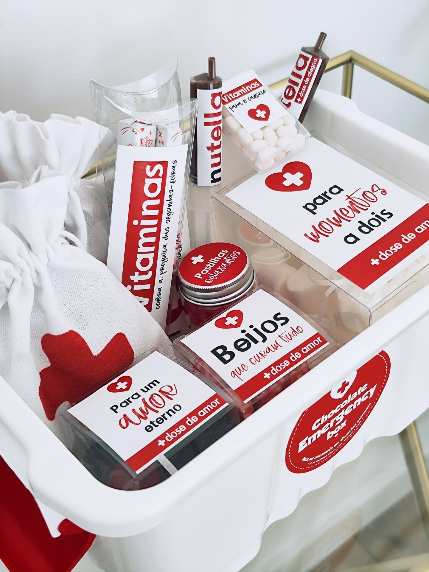 Cesta com produtos com rótulos vermelhos e brancos focados no amor e saúde