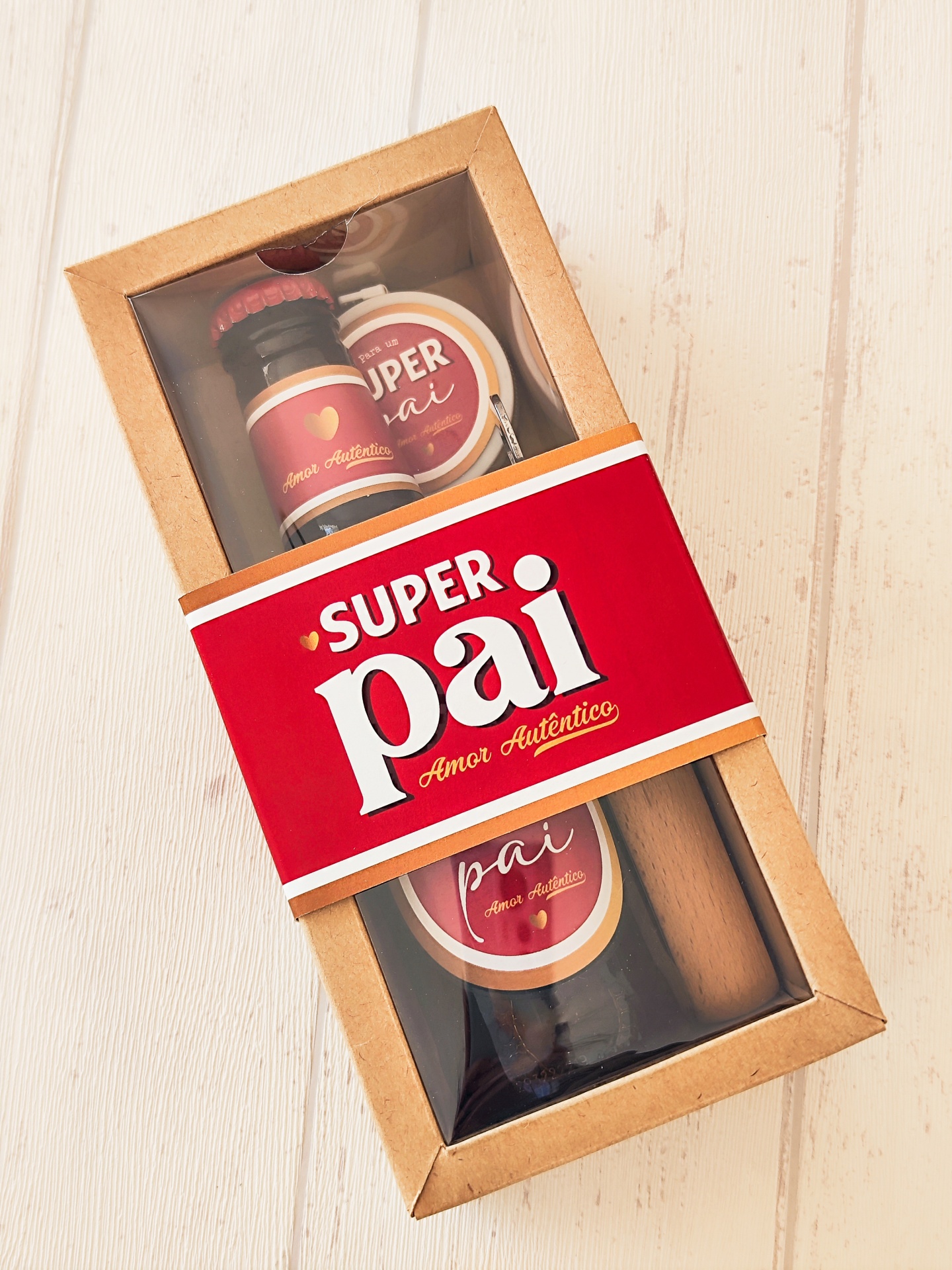 Conjunto de presente com garrafa e copo, rótulos vermelhos 'SUPER pai Amor Autêntico' em caixa de cartão
