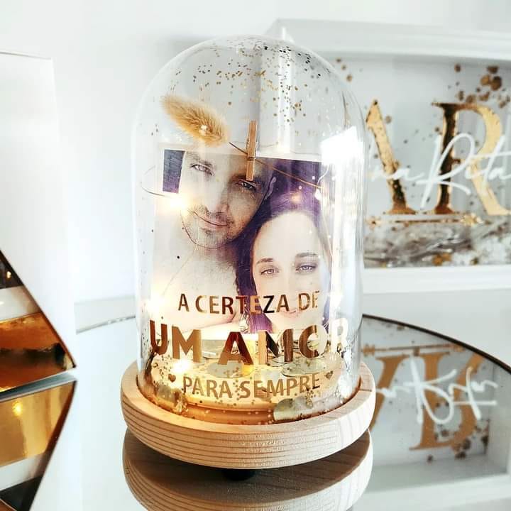 Campânula de vidro com foto de casal e texto dourado 'A CERTEZA DE UM AMOR PARA SEMPRE'