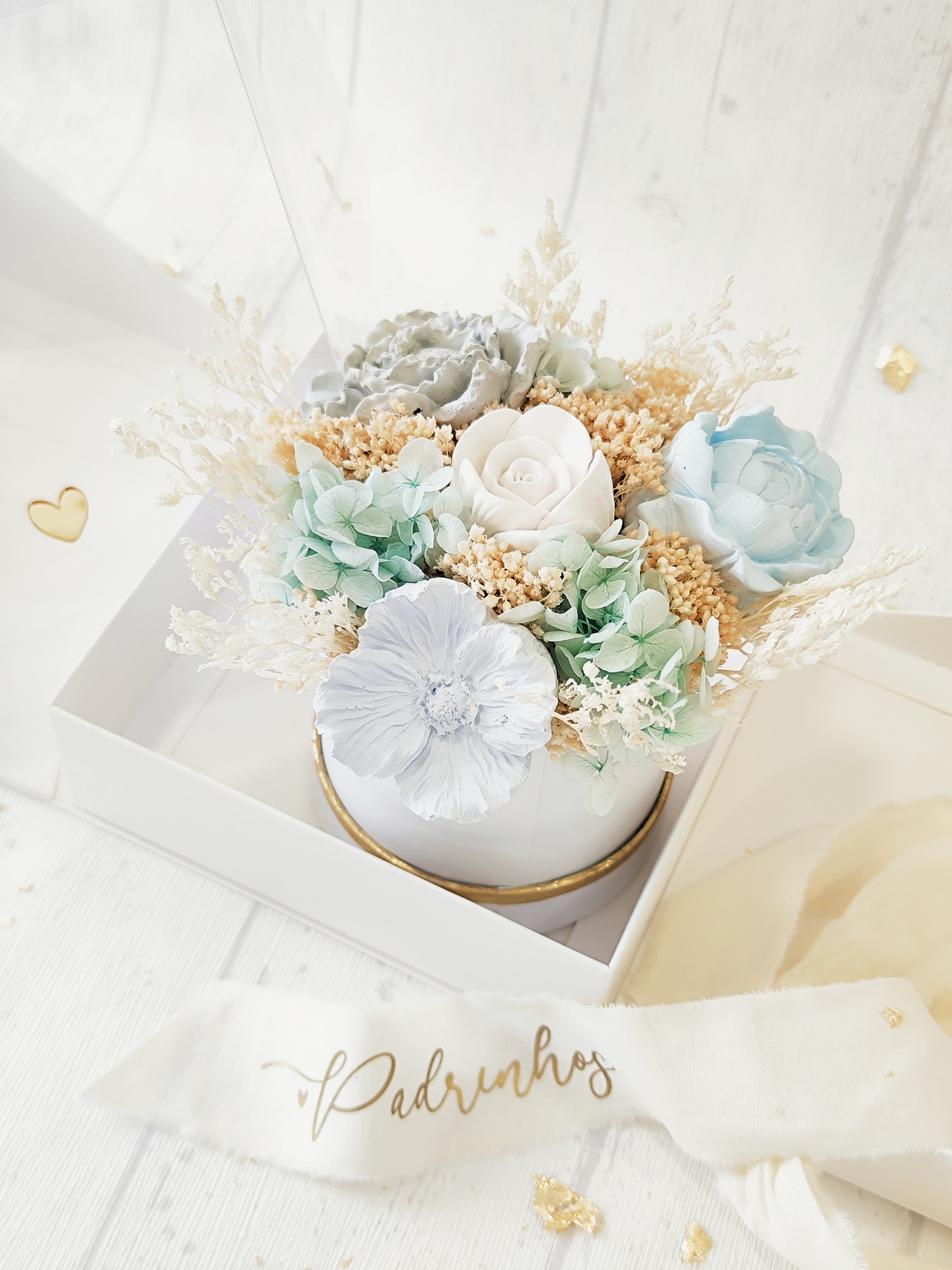 Arranjo floral decorativo em caixa branca com fita Padrinhos