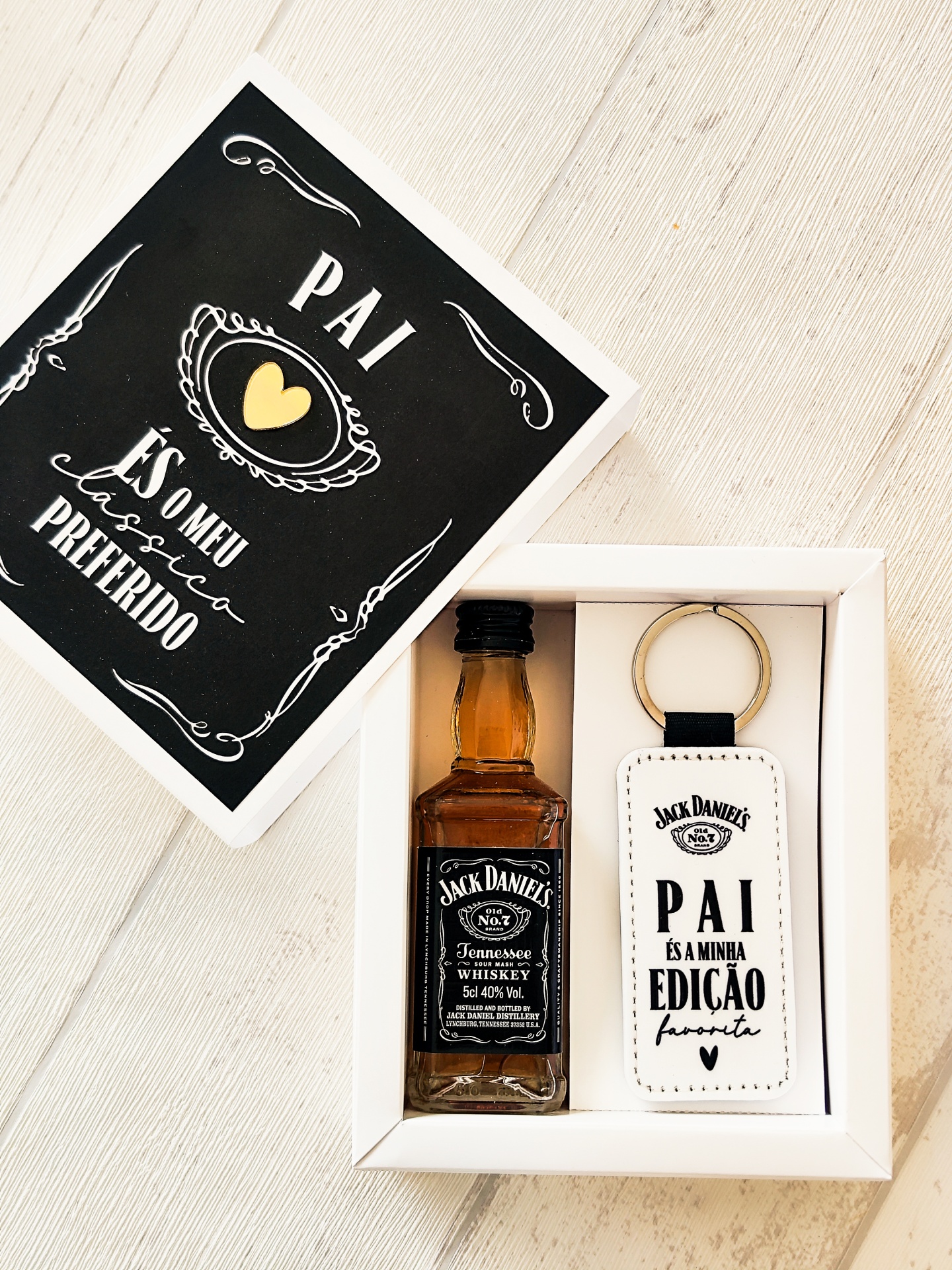 Conjunto oferta whisky Jack Daniels com porta-chaves para pai, em caixa branca com tampa preta decorada.
