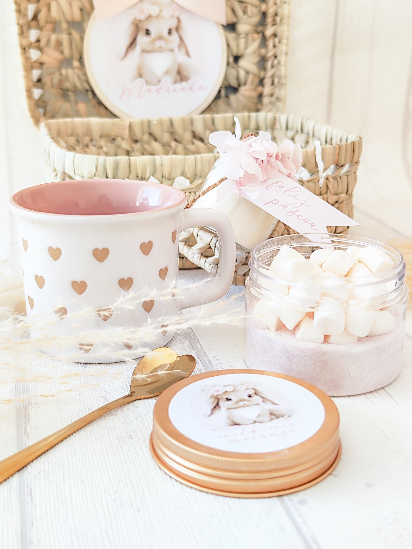 chávena com corações e marshmallows em ambiente com cesto e decoração de coelho