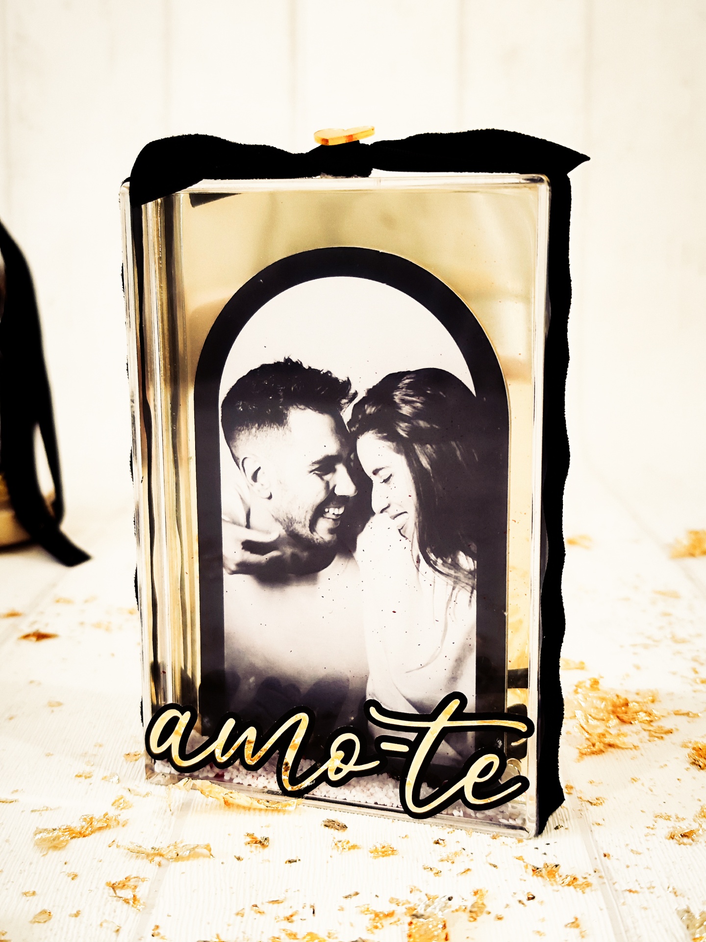 Caixa transparente com foto a preto e branco e texto amo-te