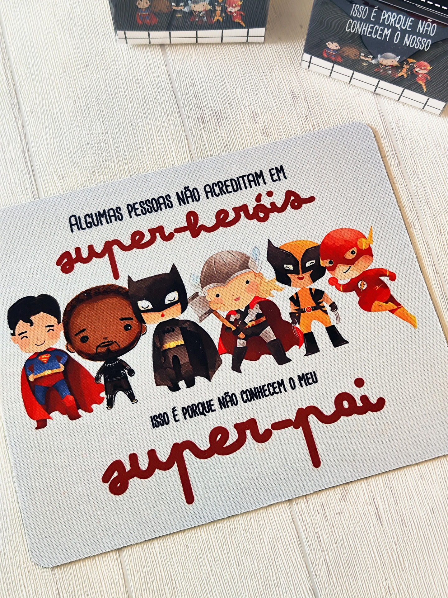 Tapete com ilustrações de super-heróis e texto em português sobre super-pai
