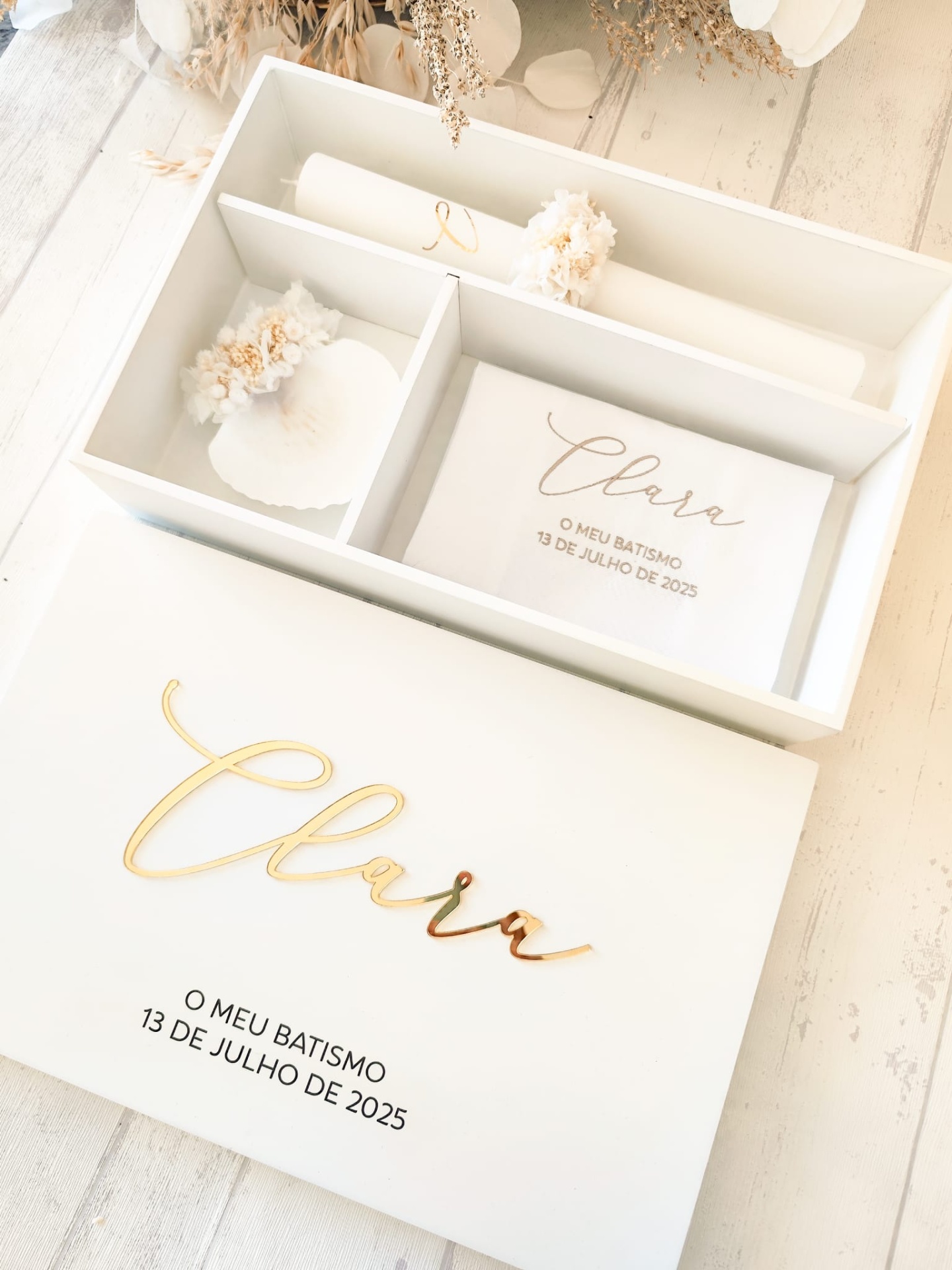 Caixa branca para batismo decorada com vela, concha e envelope com texto em português