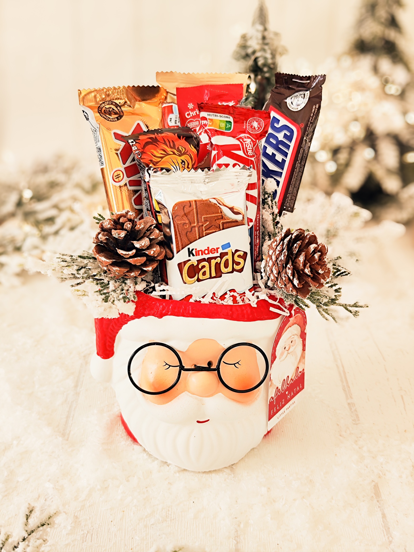 Vaso Natal com chocolates e decorações de pinhas nevadas