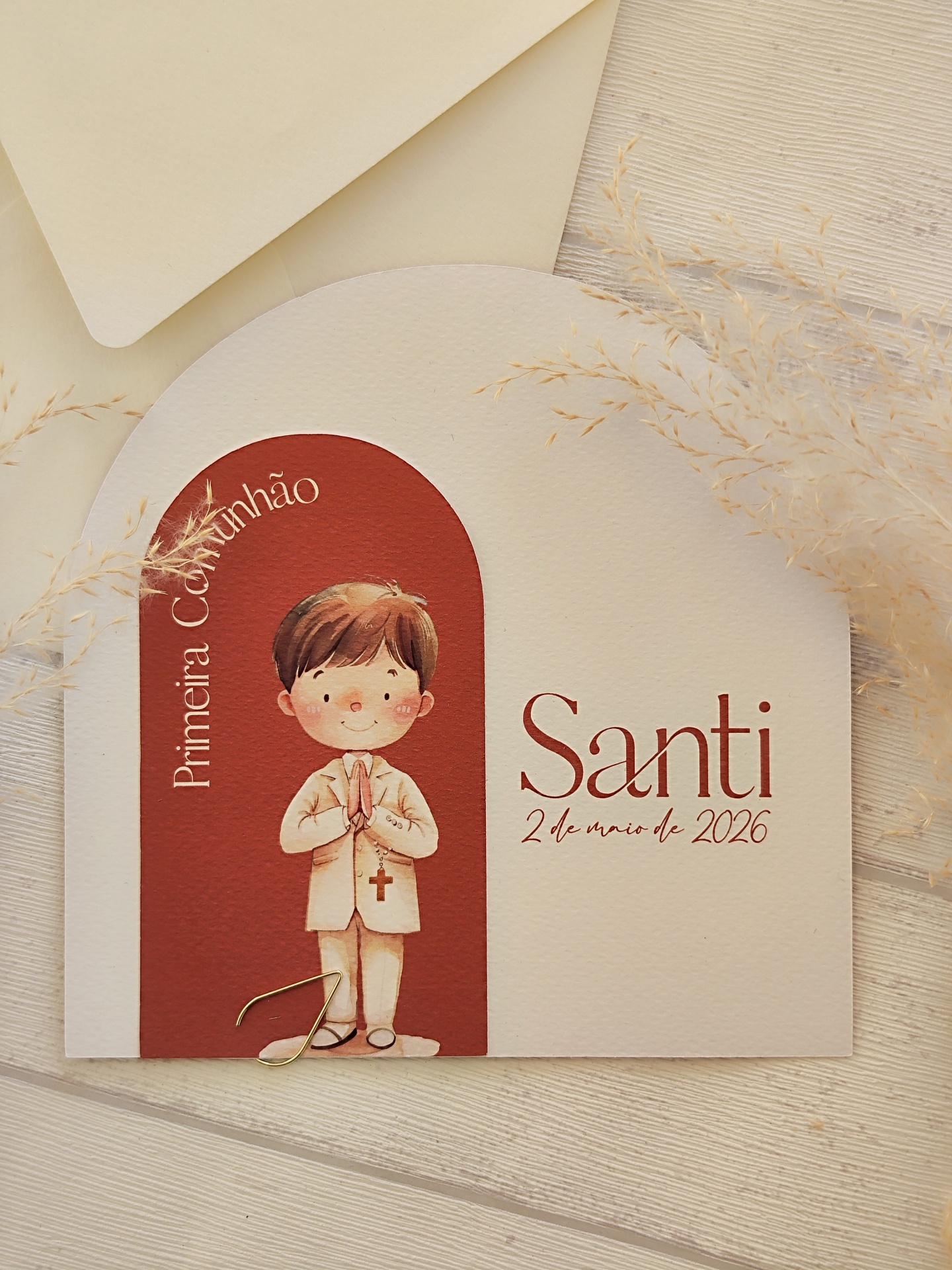 Convite para primeira comunhão com ilustração de menino em fundo creme e vermelho