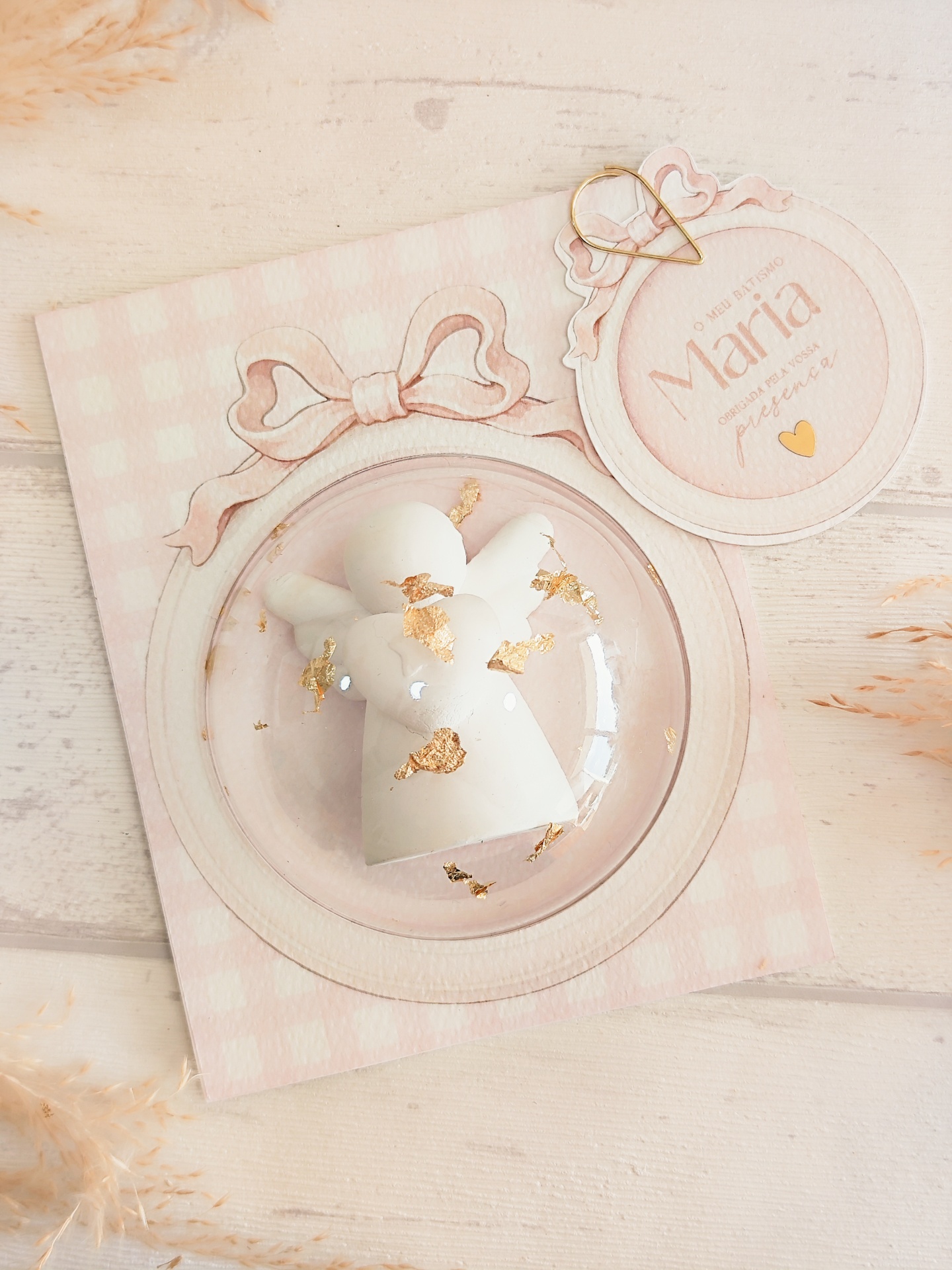 Convite de batismo em rosa e branco com anjo decorativo branco e cartão circular