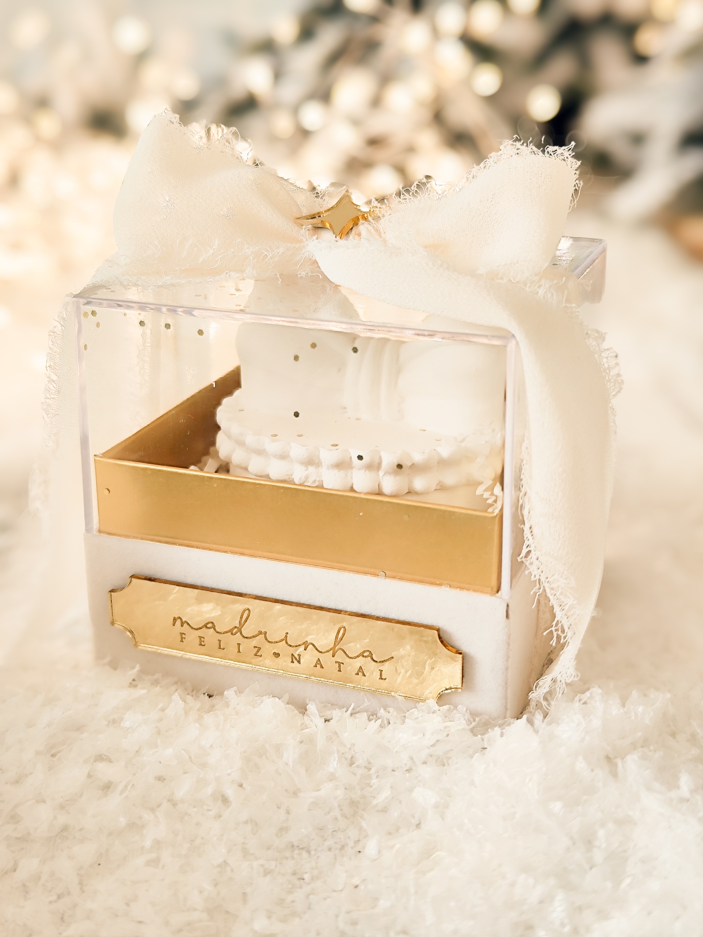 Caixa presente com bolo branco e placa 