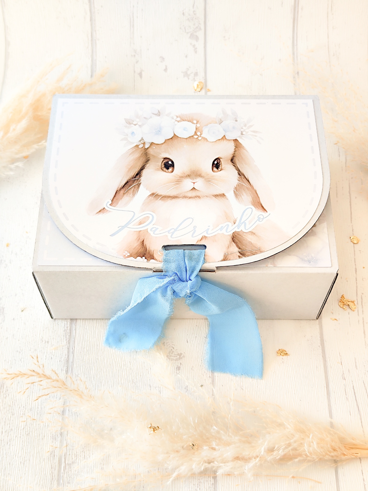 Caixa branca decorada com coelho e laço azul