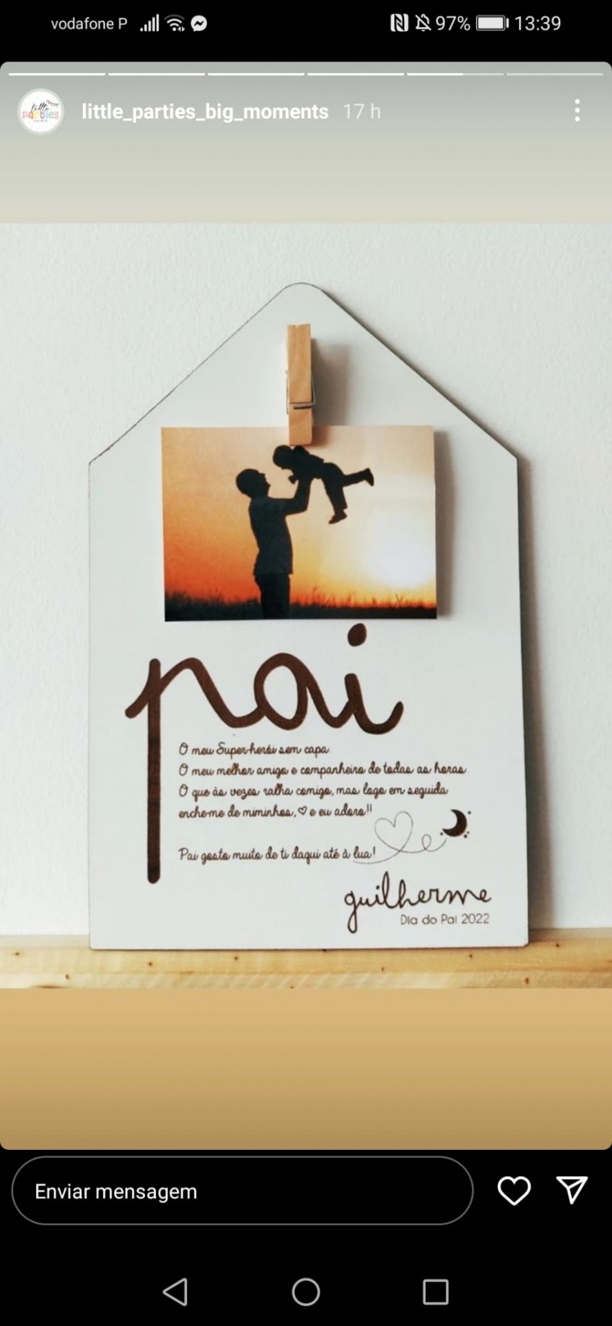 Placa decorativa branca em forma de casa com foto de pai e filho e texto dedicado