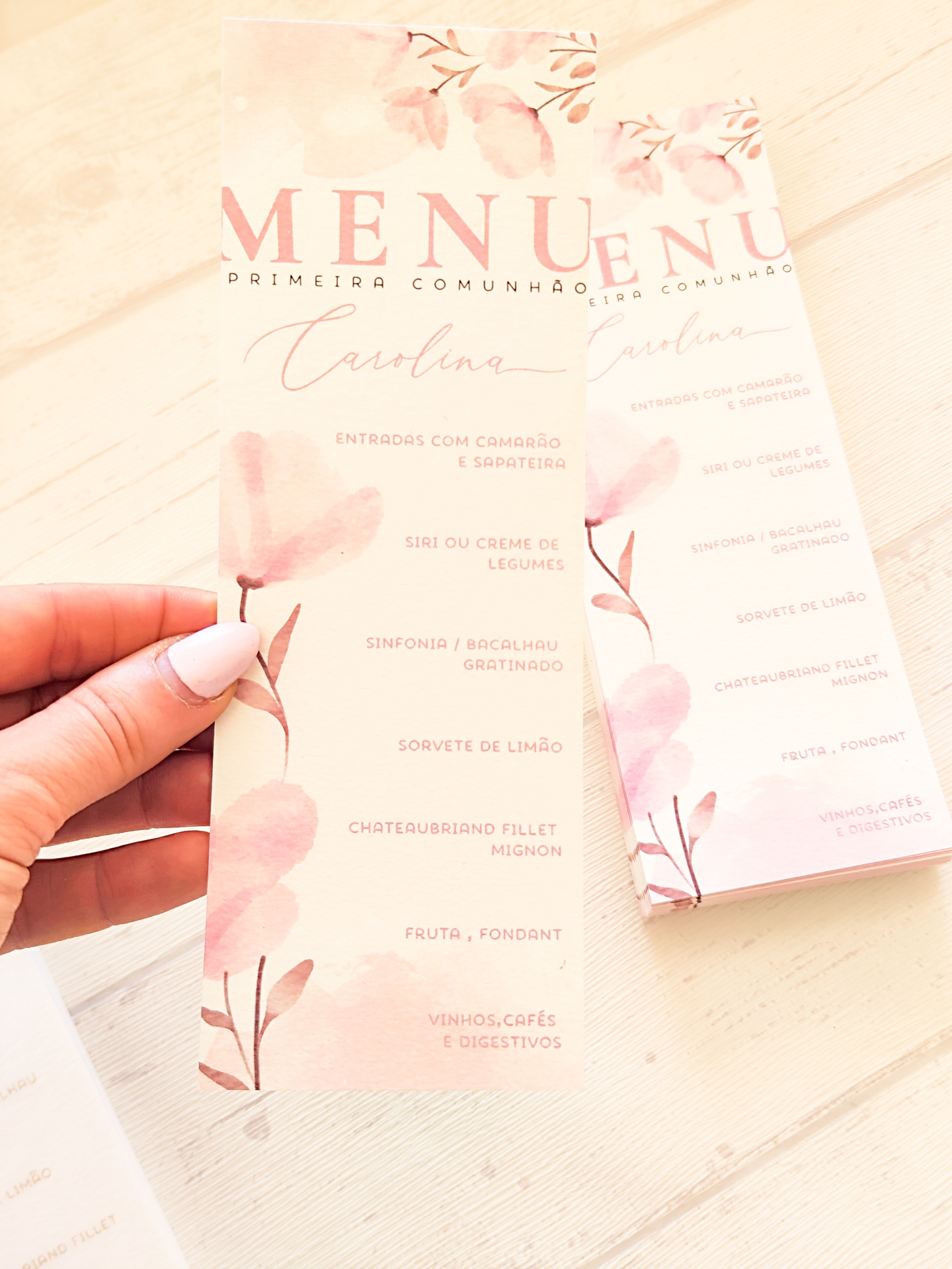 Menus para Primeira Comunhão de Carolina com design floral em tons rosa e bege.