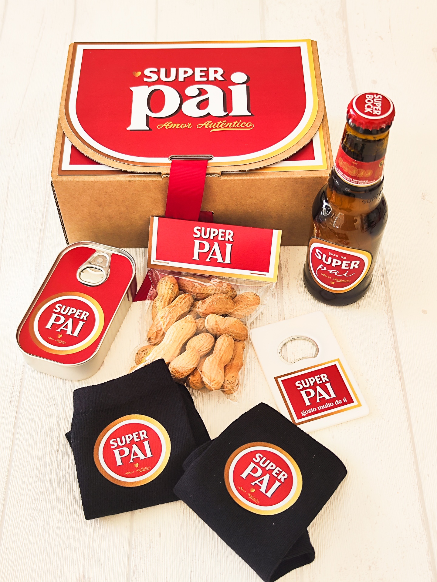 Conjunto de presente superior pai com vários artigos etiquetados SUPER PAI sobre fundo madeira branca