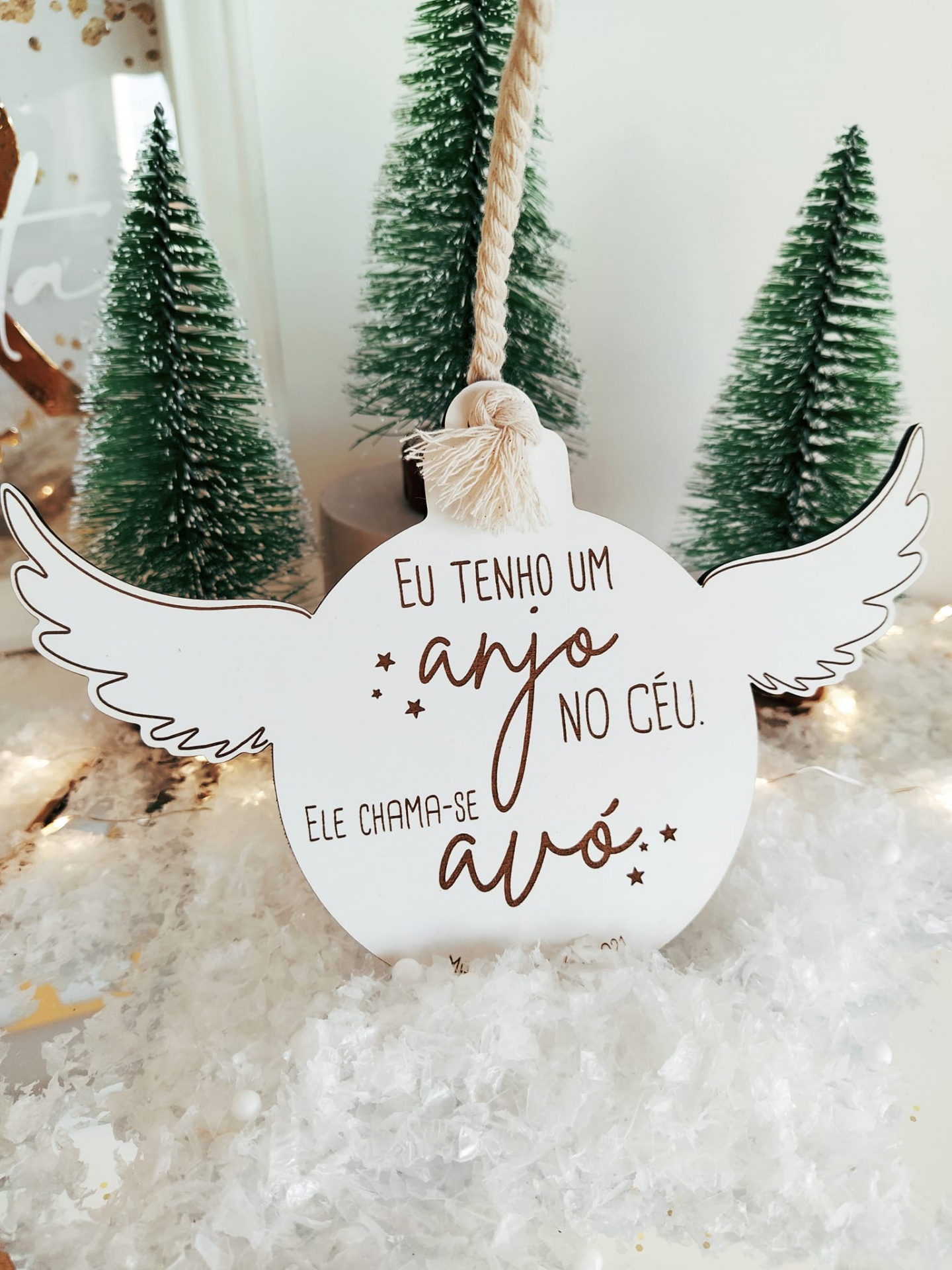Ornamento anjo branco com texto sentimental e decoração de Natal