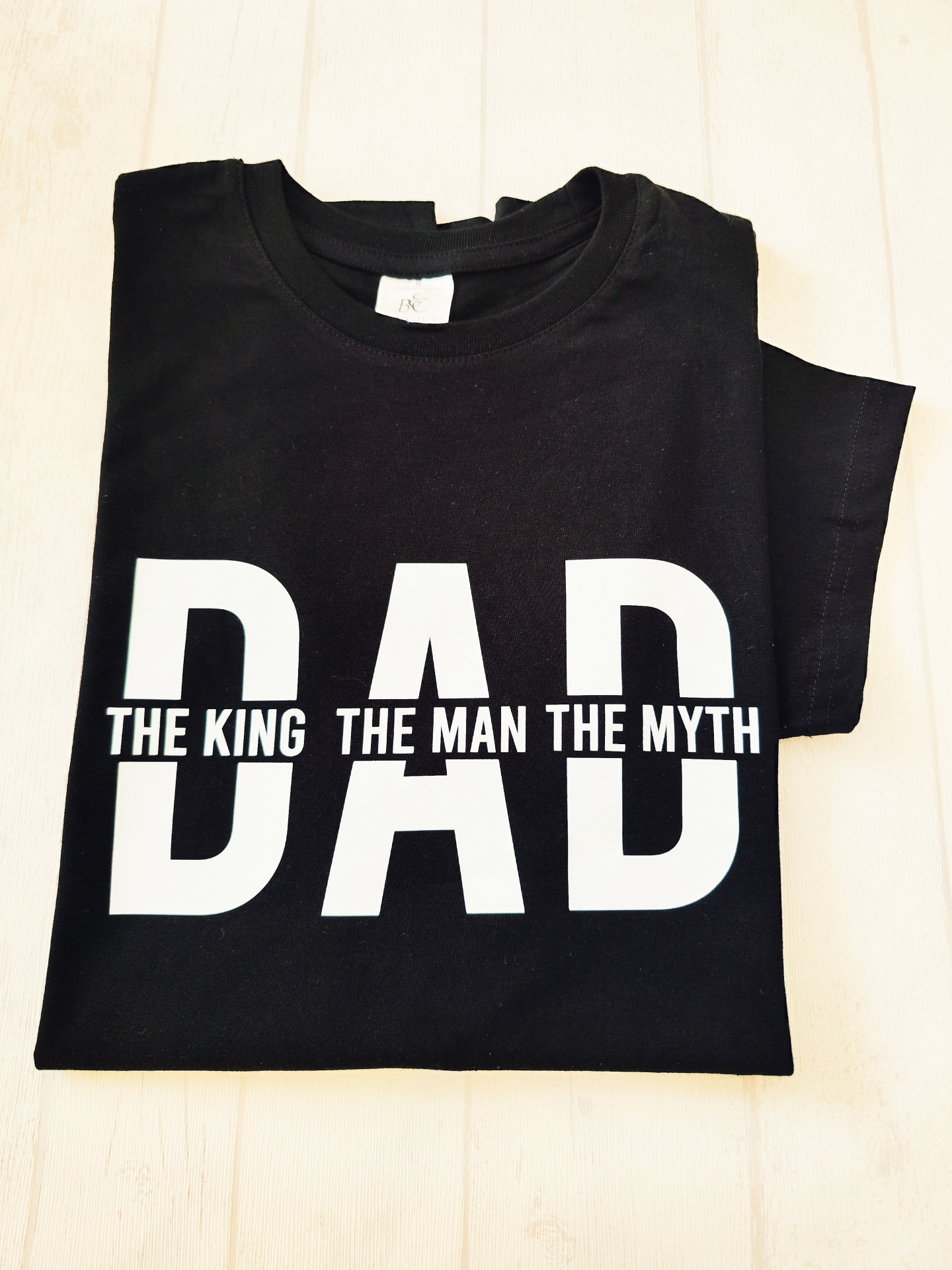 Camisola preta dobrada com texto branco DAD THE KING THE MAN THE MYTH