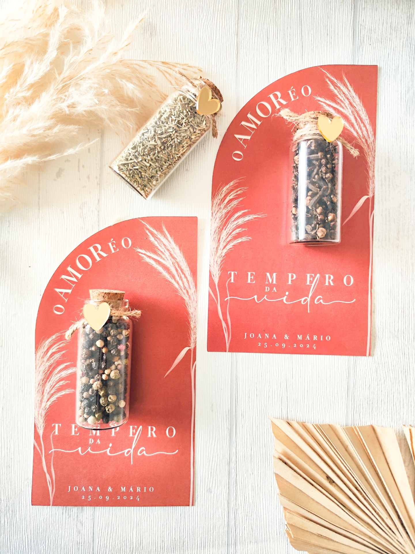 Cartões vermelhos com frascos de vidro e especiarias, texto em português e decoração natural