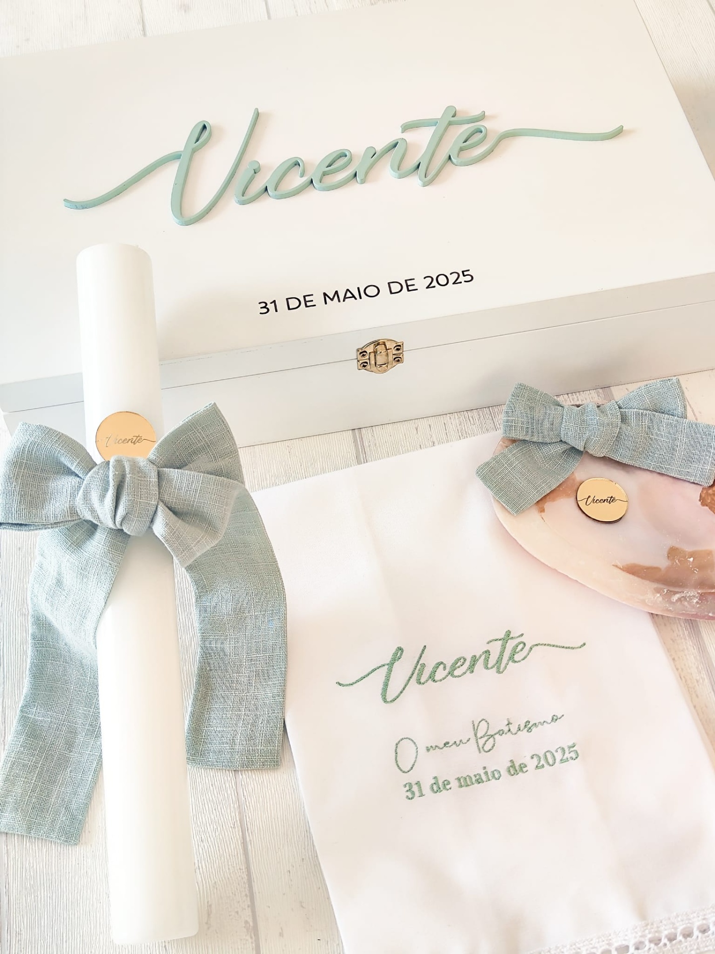 Conjunto de lembranças de batismo com caixa, vela, pano e prato, decorados com laços verdes e nome 'Vicente'