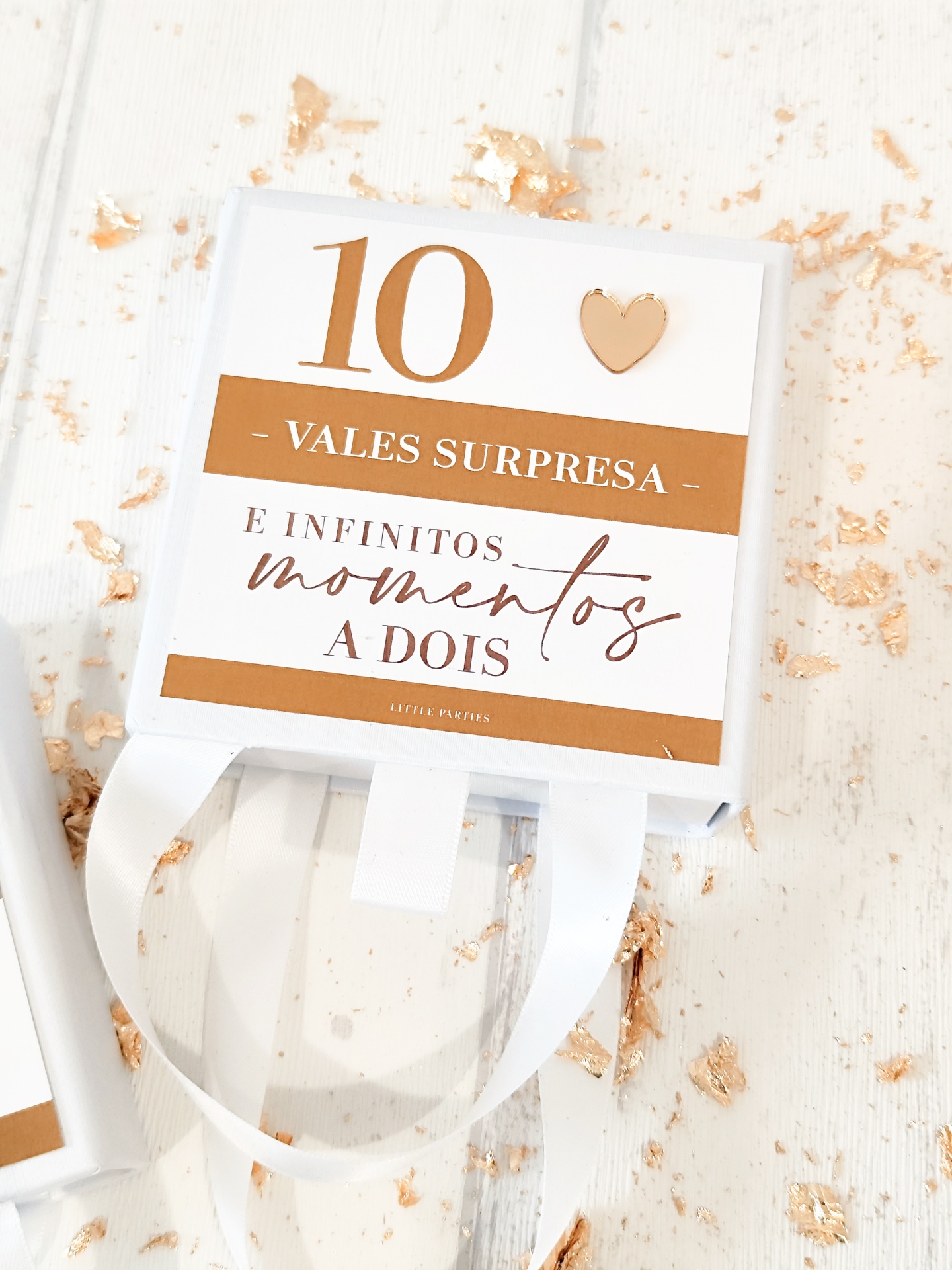 Caixa branca com 10 vales surpresa de momentos a dois, com texto castanho e dourado e coração dourado