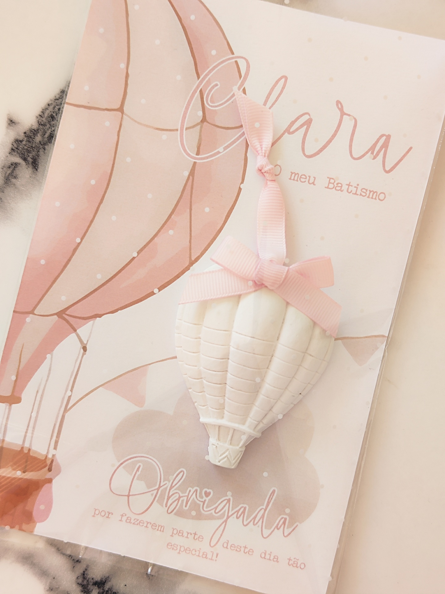 Convite de batismo com balão de ar quente em rosa e branco